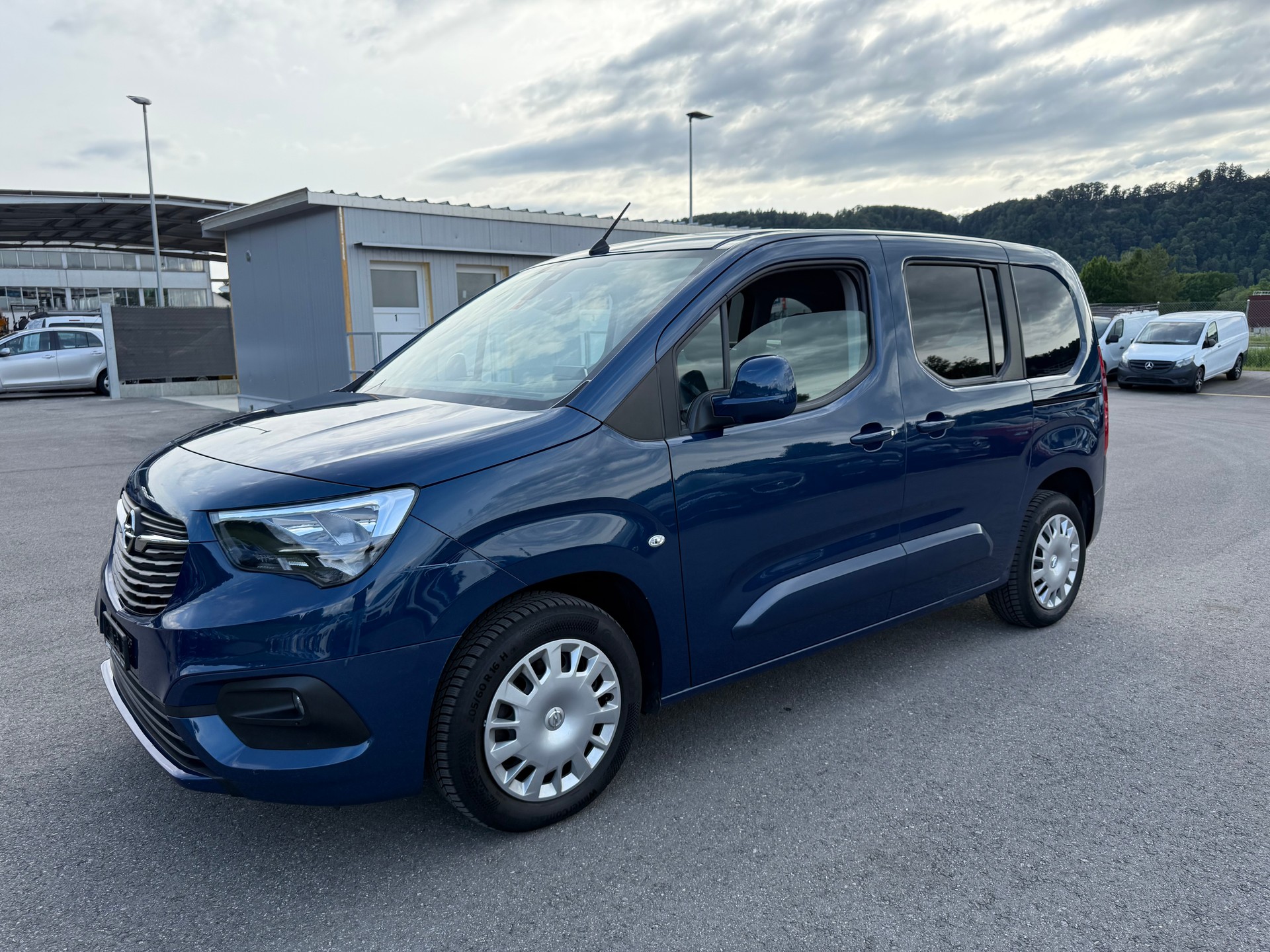 OPEL COMBO Life 7 Places E F 1.2 XHL-image-0