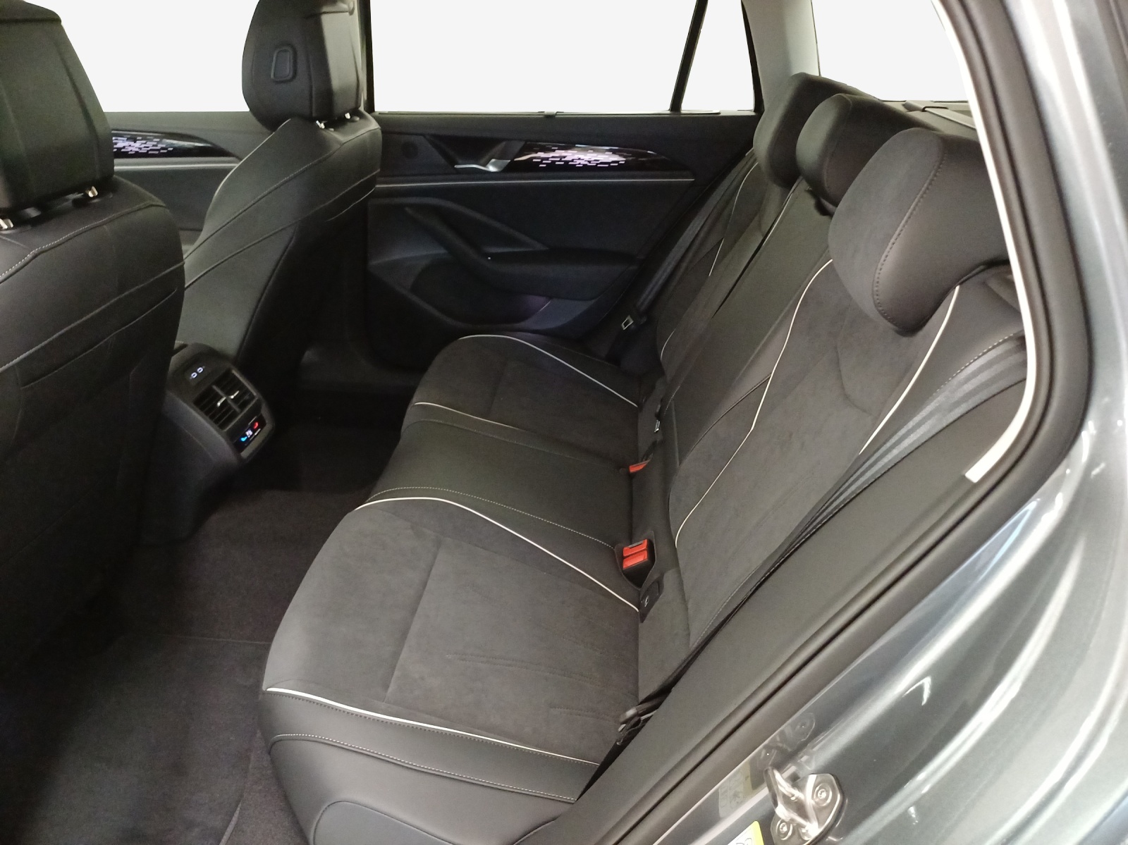 VW Passat Variant 2.0 TDI evo Elegance 4 Motion DSG-image-11