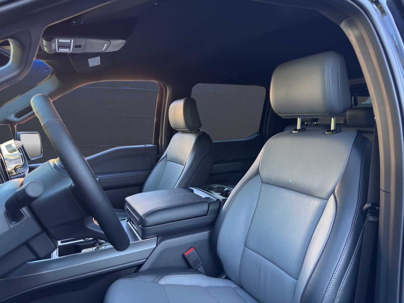 FORD F-Pickup F-150 LIGHTNING STANDARD RANGE BATTERY SUPER-CREW LARIAT Launch Edition 4x4-image-6