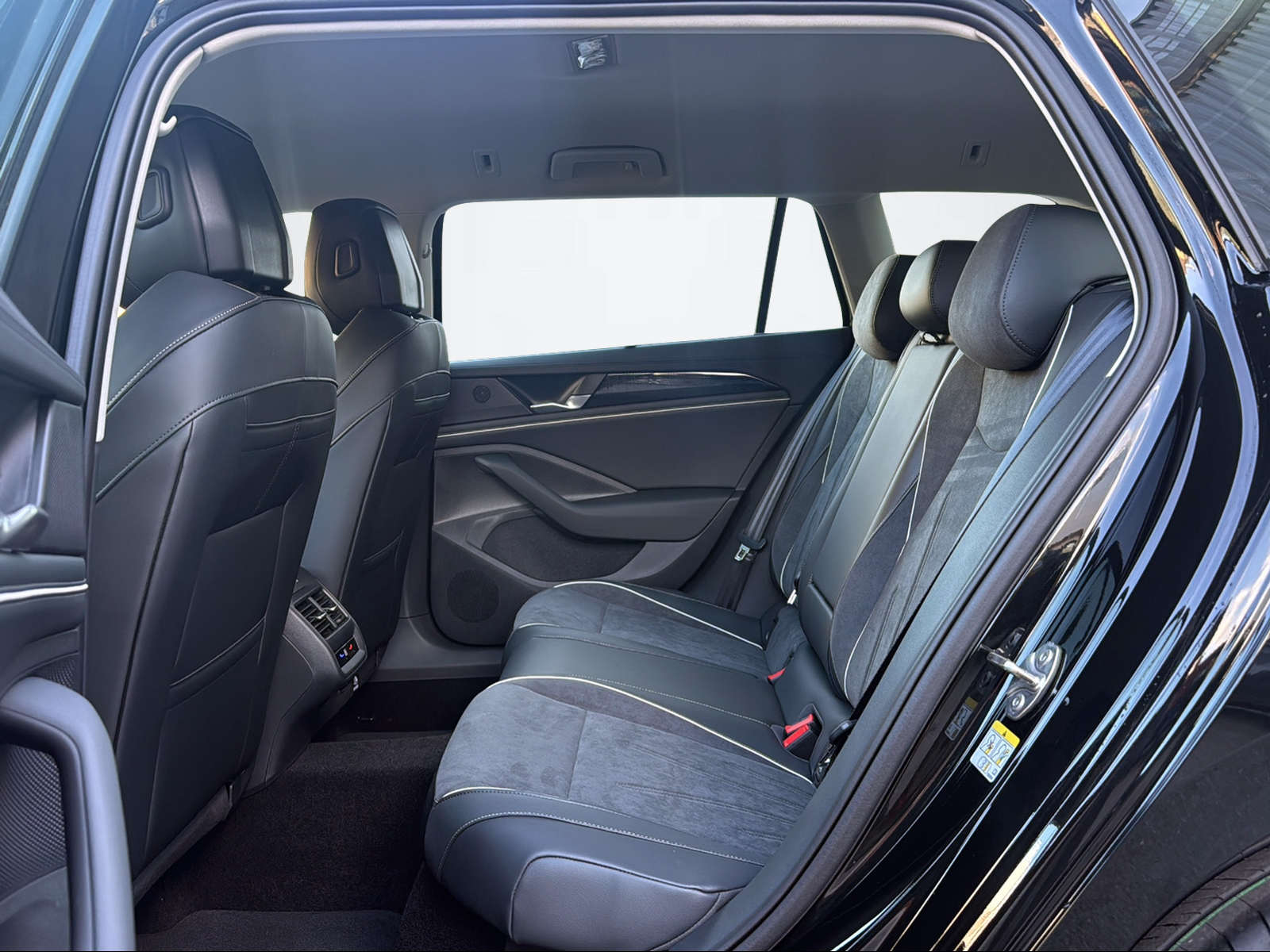 VW Passat Variant 2.0 TDI Business DSG 4motion-image-8