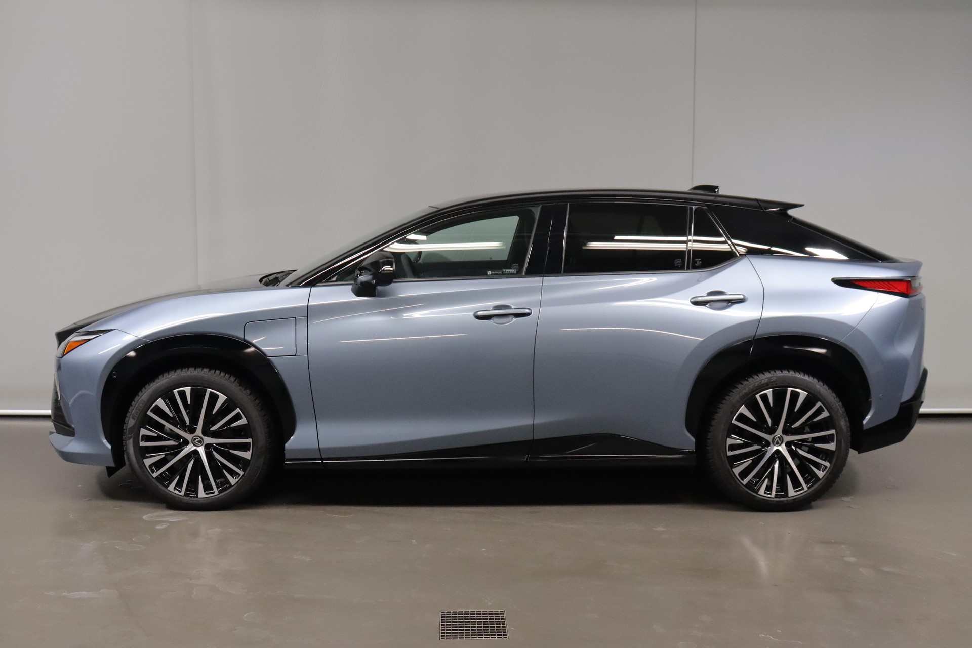 LEXUS RZ 450e Excellence-image-5