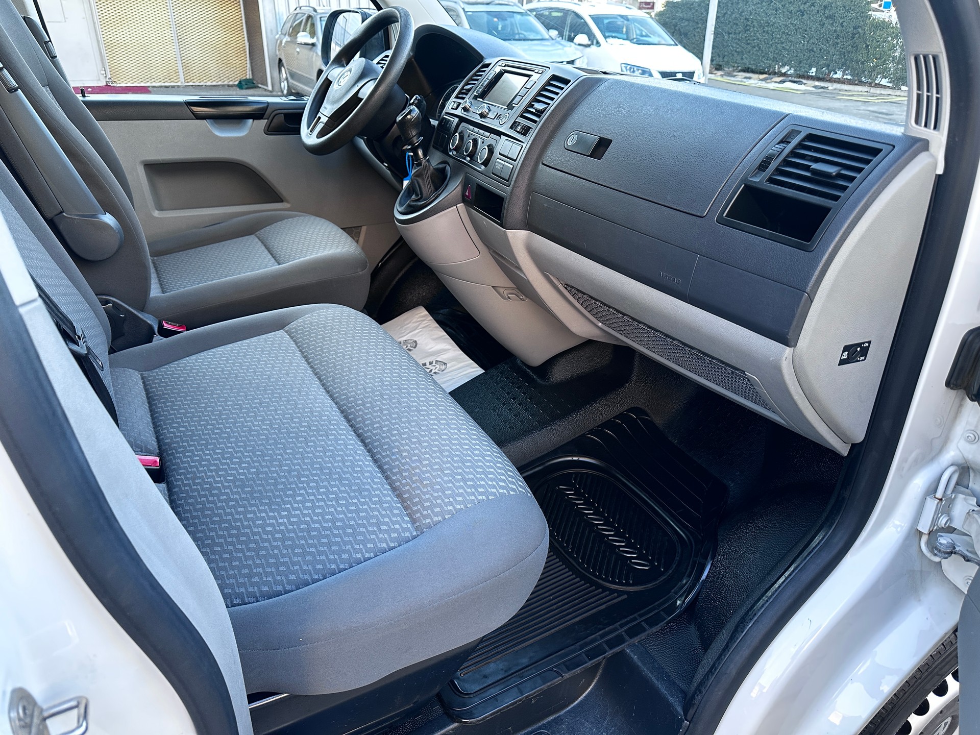 VW T5 Caravelle Trendline 2.0 TDI CR BMT-image-12