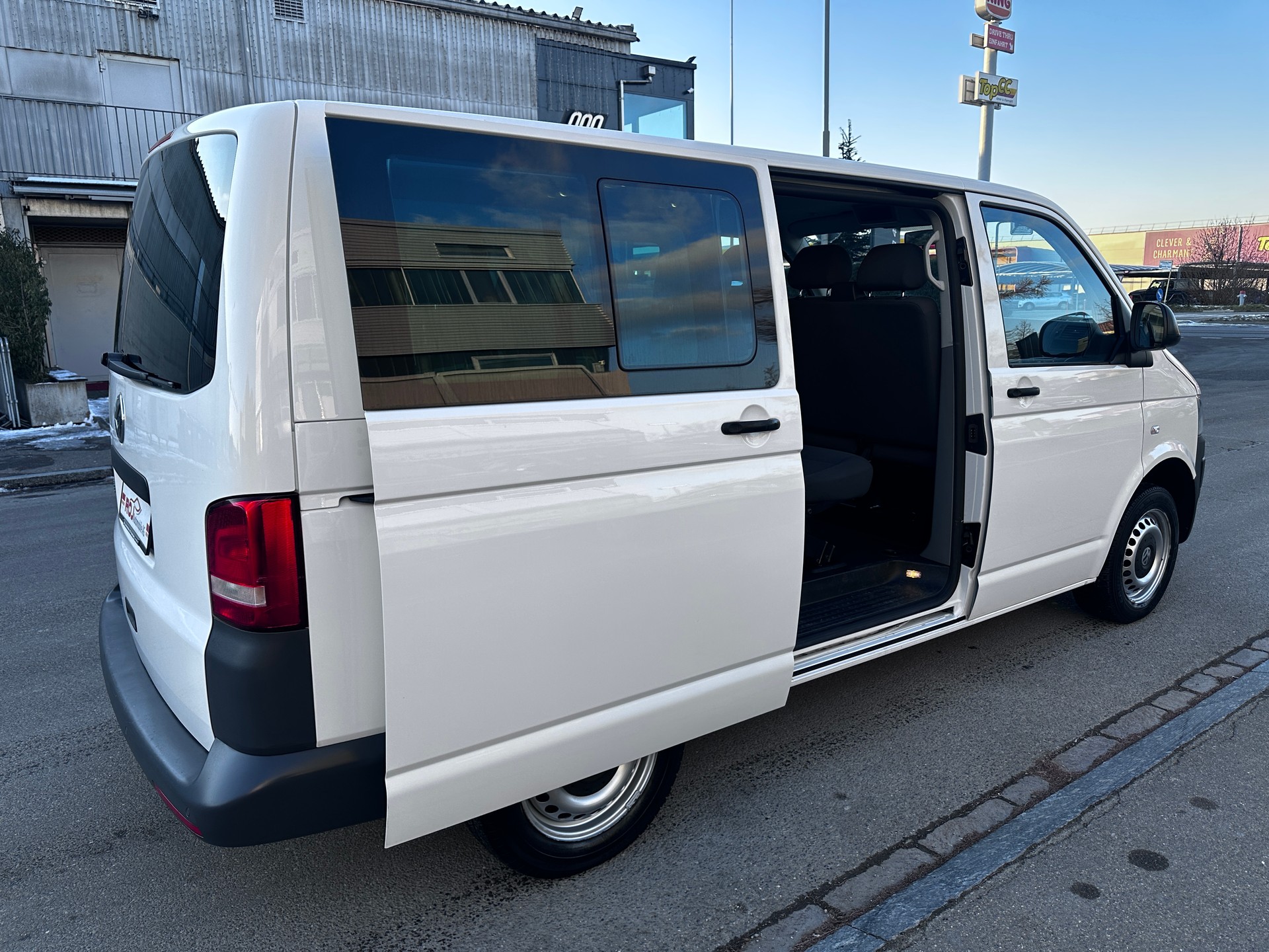 VW T5 Caravelle Trendline 2.0 TDI CR BMT-image-9