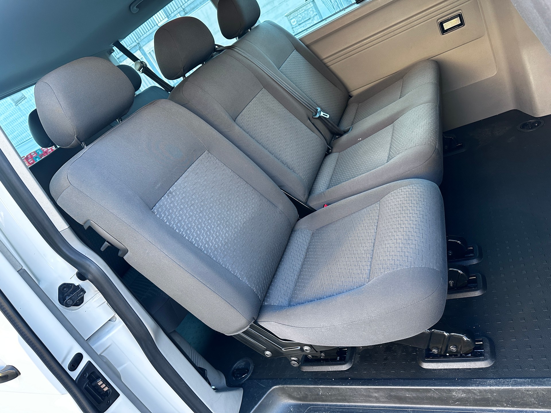 VW T5 Caravelle Trendline 2.0 TDI CR BMT-image-10