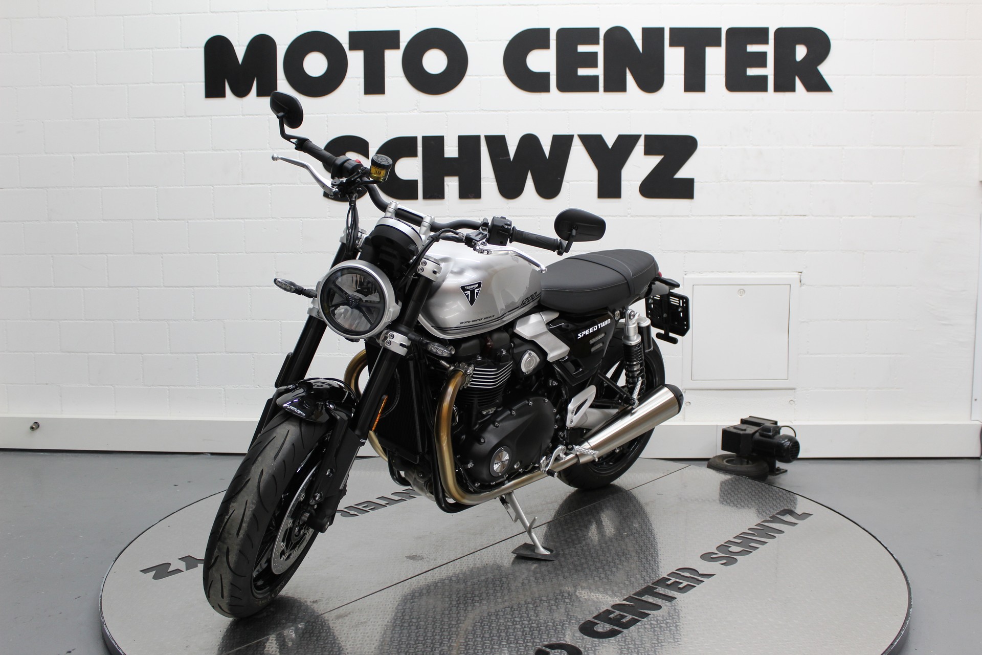 TRIUMPH Speed Twin 1200-showroom-element-2