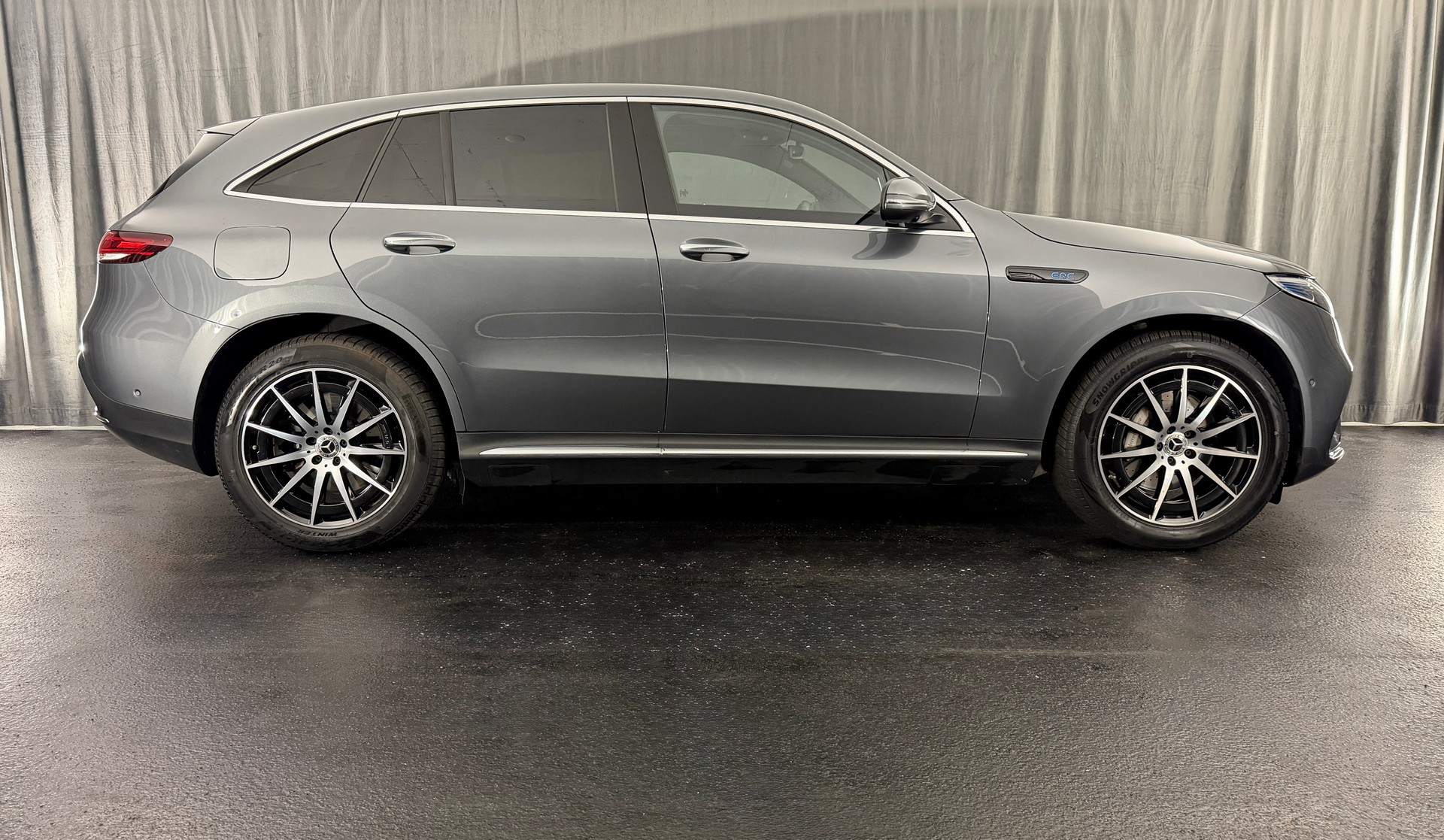 MERCEDES-BENZ EQC 400 AMG Line 4Matic-image-4
