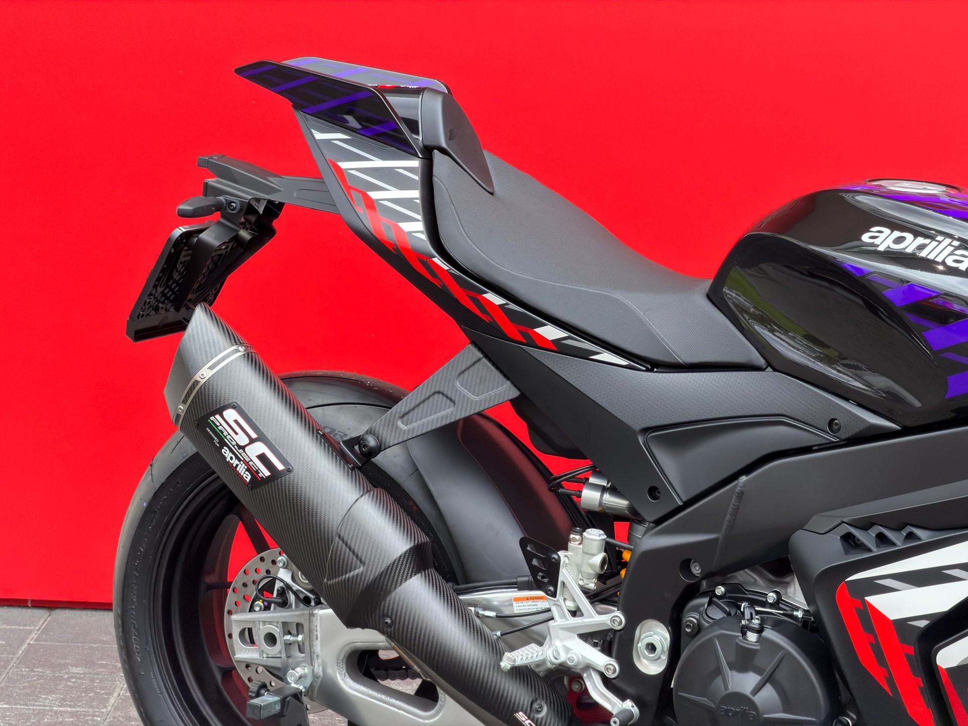 APRILIA RSV4 1100 E5+ Factory-showroom-element-3