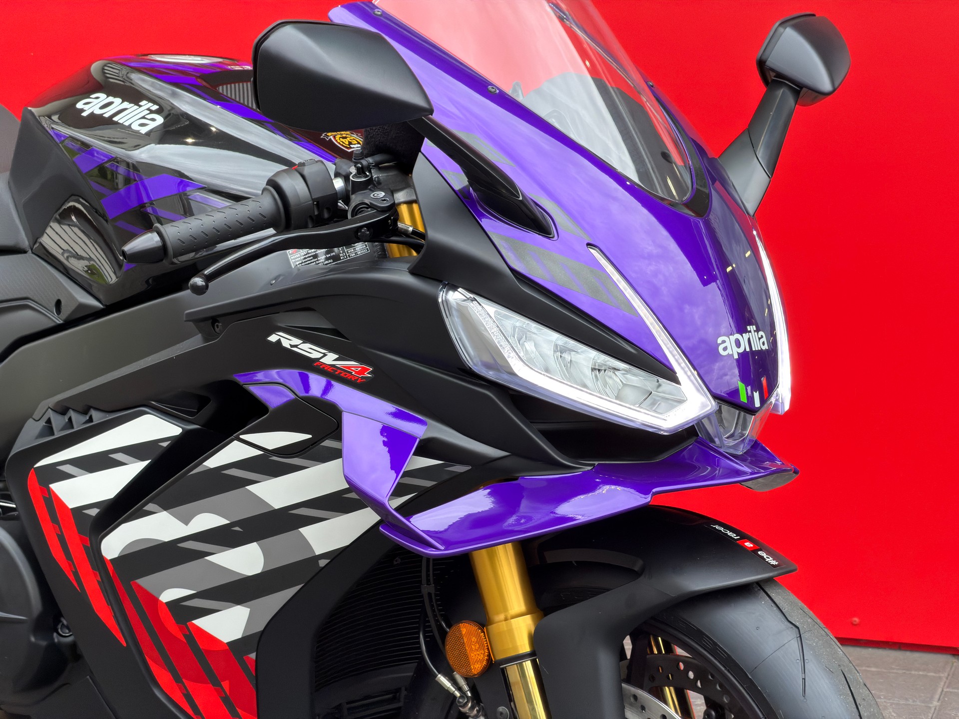 APRILIA RSV4 1100 E5+ Factory-showroom-element-2