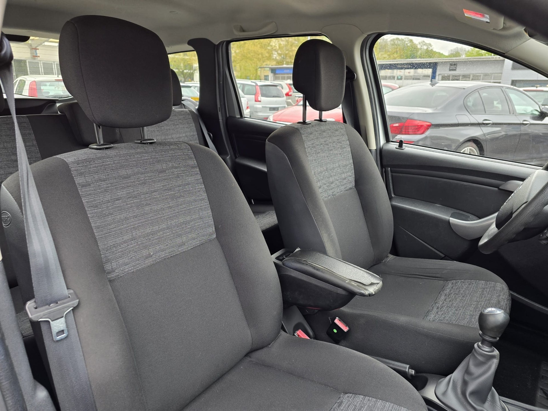 DACIA Duster 1.6 Lauréate 4x4-image-11