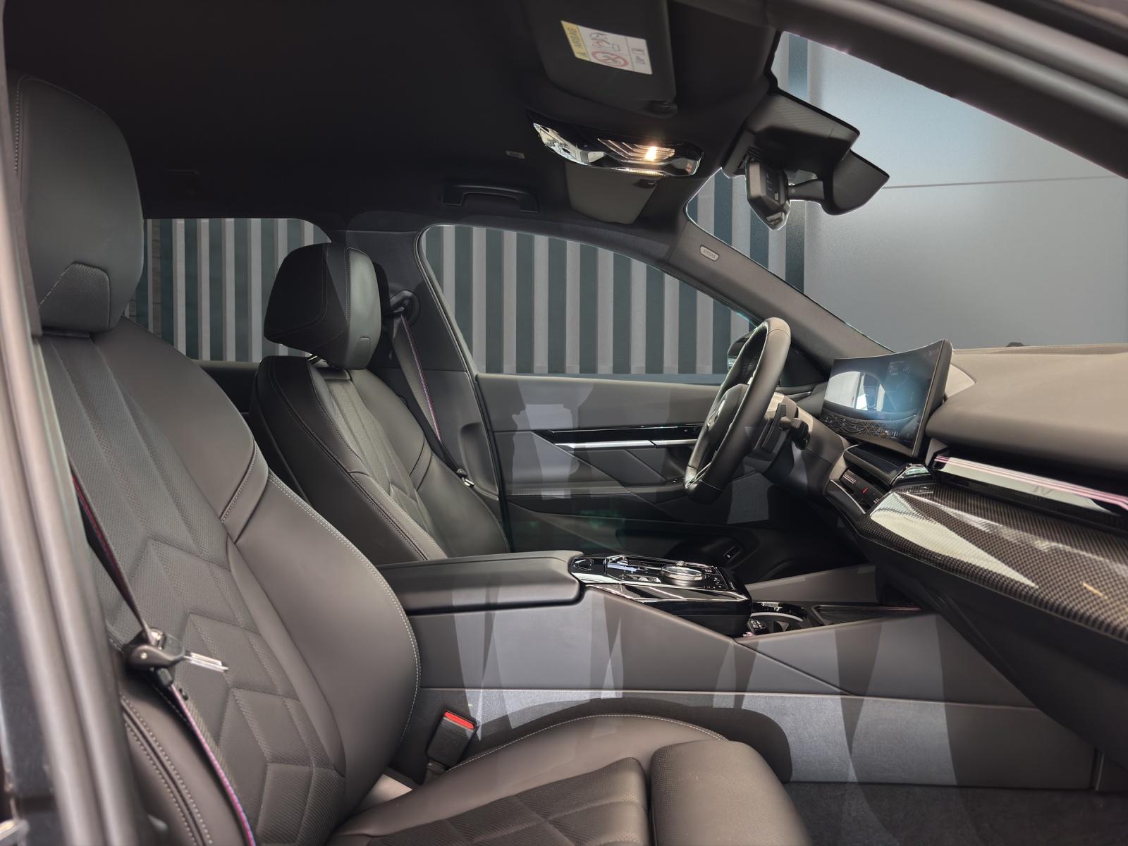 BMW 540d xDrive Touring M SPORTPAKET PRO (Import)-image-17