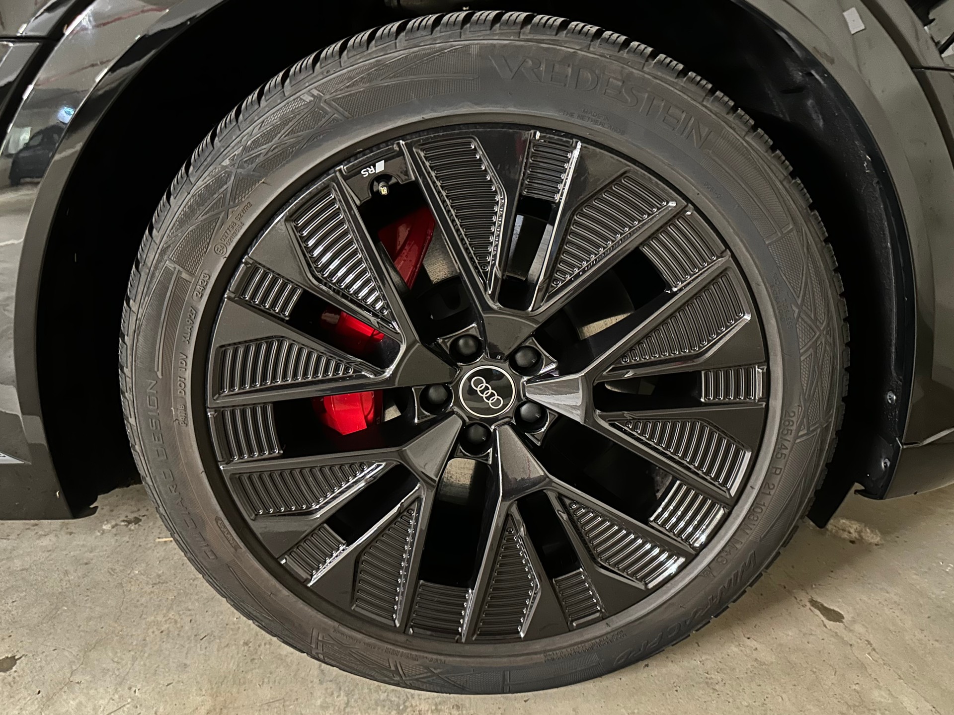 AUDI Q8 55 e-tron Black Edition quattro 408PS/300KW-image-12