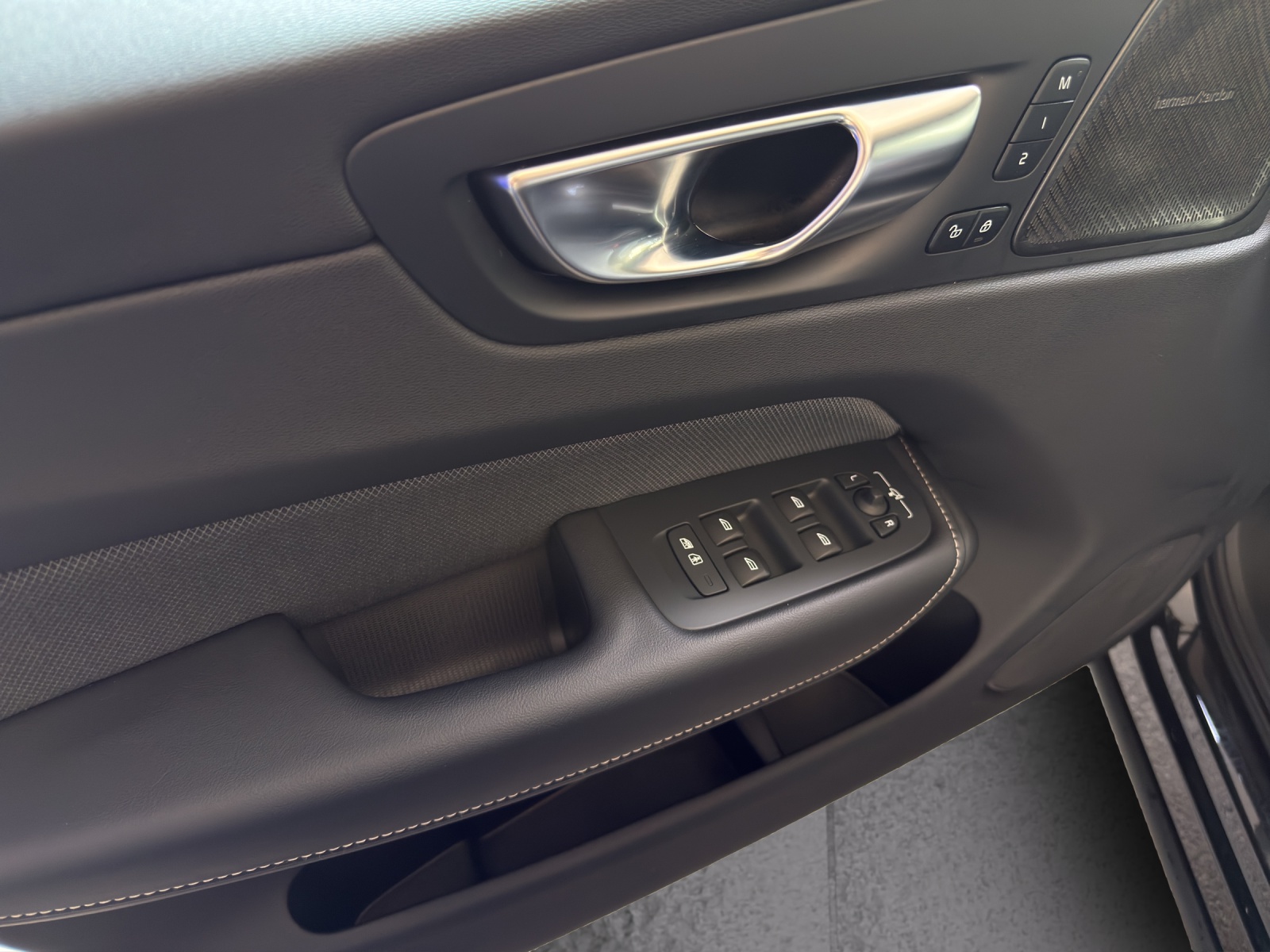 VOLVO XC60 T8 eAWD PluginHybrid Black Edition Geartronic-image-8