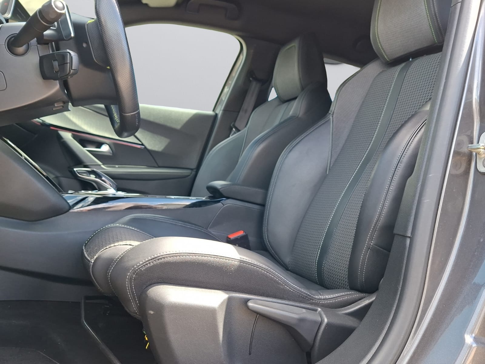 PEUGEOT 2008 1.2 PureTech GT EAT8-image-8