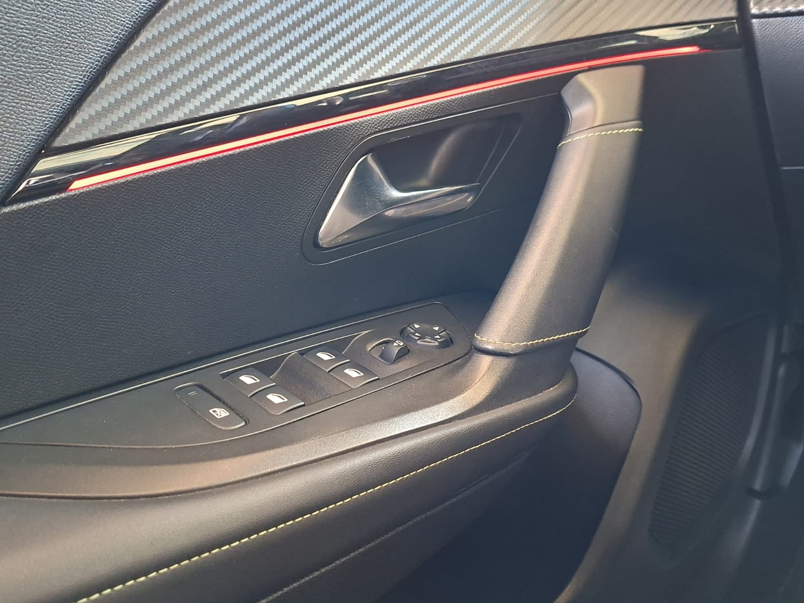 PEUGEOT 2008 1.2 PureTech GT EAT8-image-17