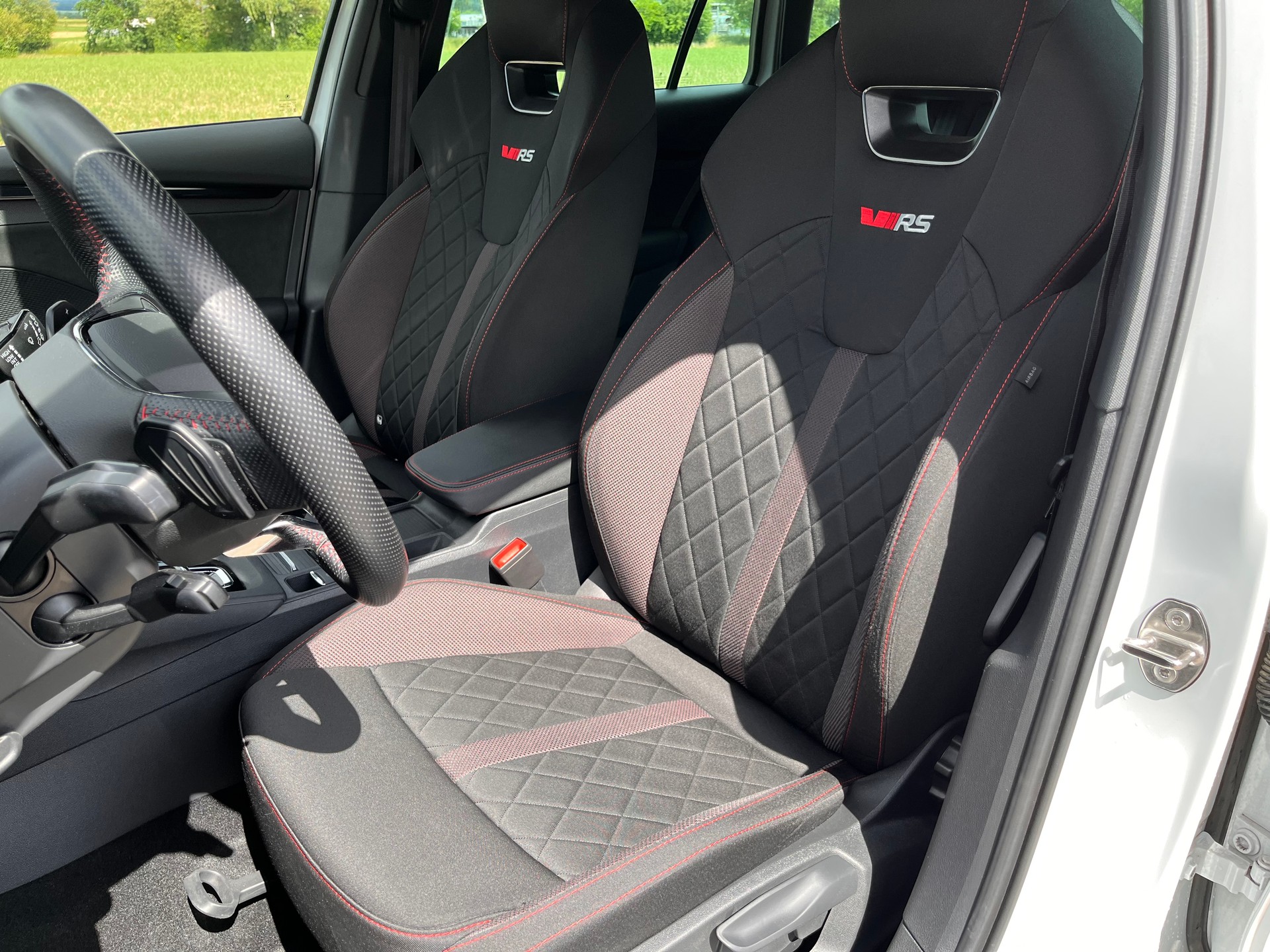 SKODA Octavia Combi 2.0 TDI DSG RS 4x4 * WEISS METALLIC - mySKODA PACK RS - SUPERSPORT LENKRAD BEHEIZT *-image-11