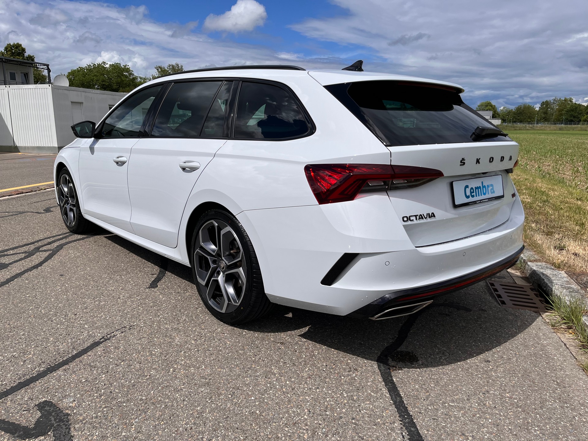 SKODA Octavia Combi 2.0 TDI DSG RS 4x4 * WEISS METALLIC - mySKODA PACK RS - SUPERSPORT LENKRAD BEHEIZT *-showroom-element-3