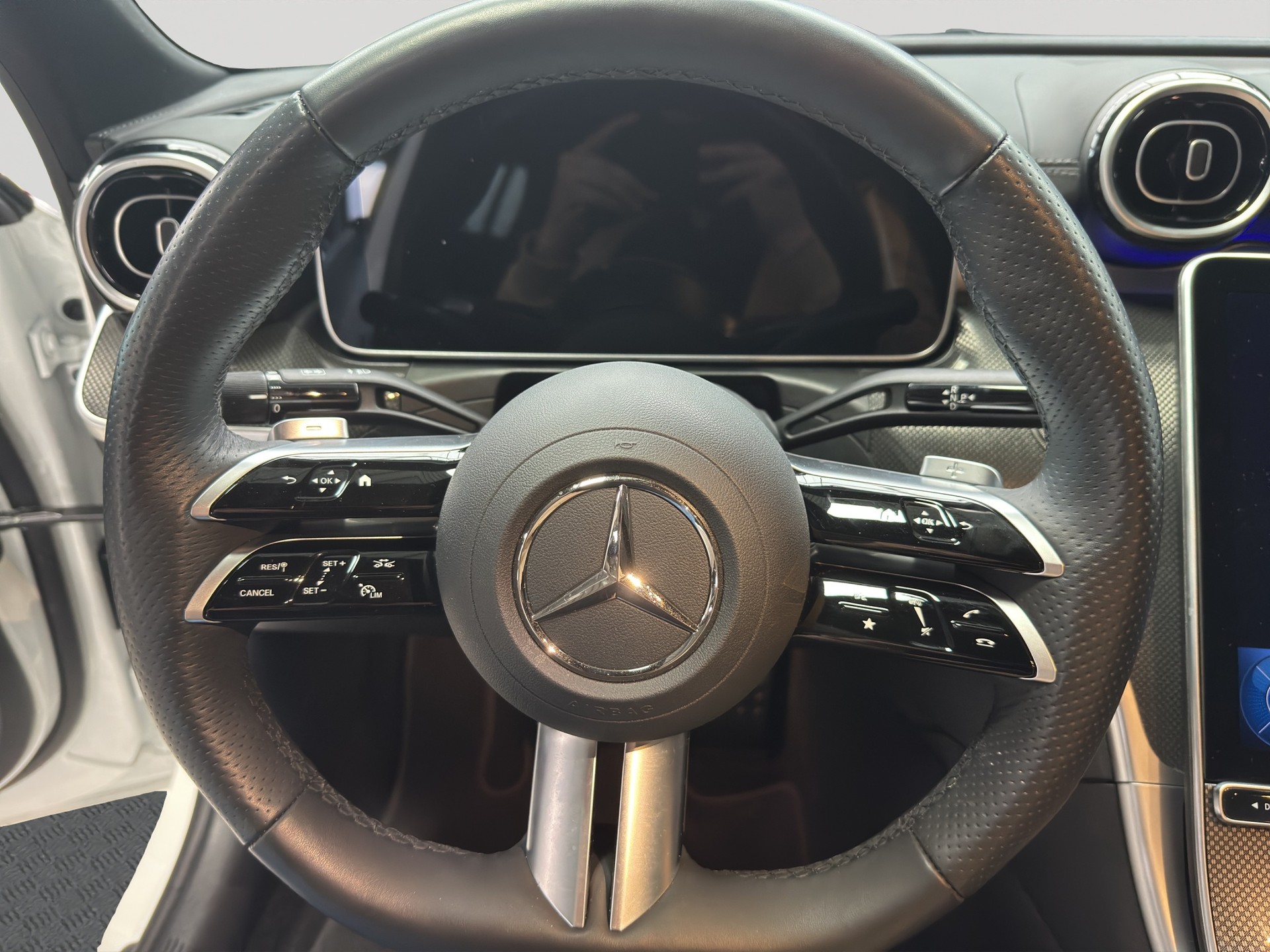 MERCEDES-BENZ C 300 d AMG Line Night-image-10