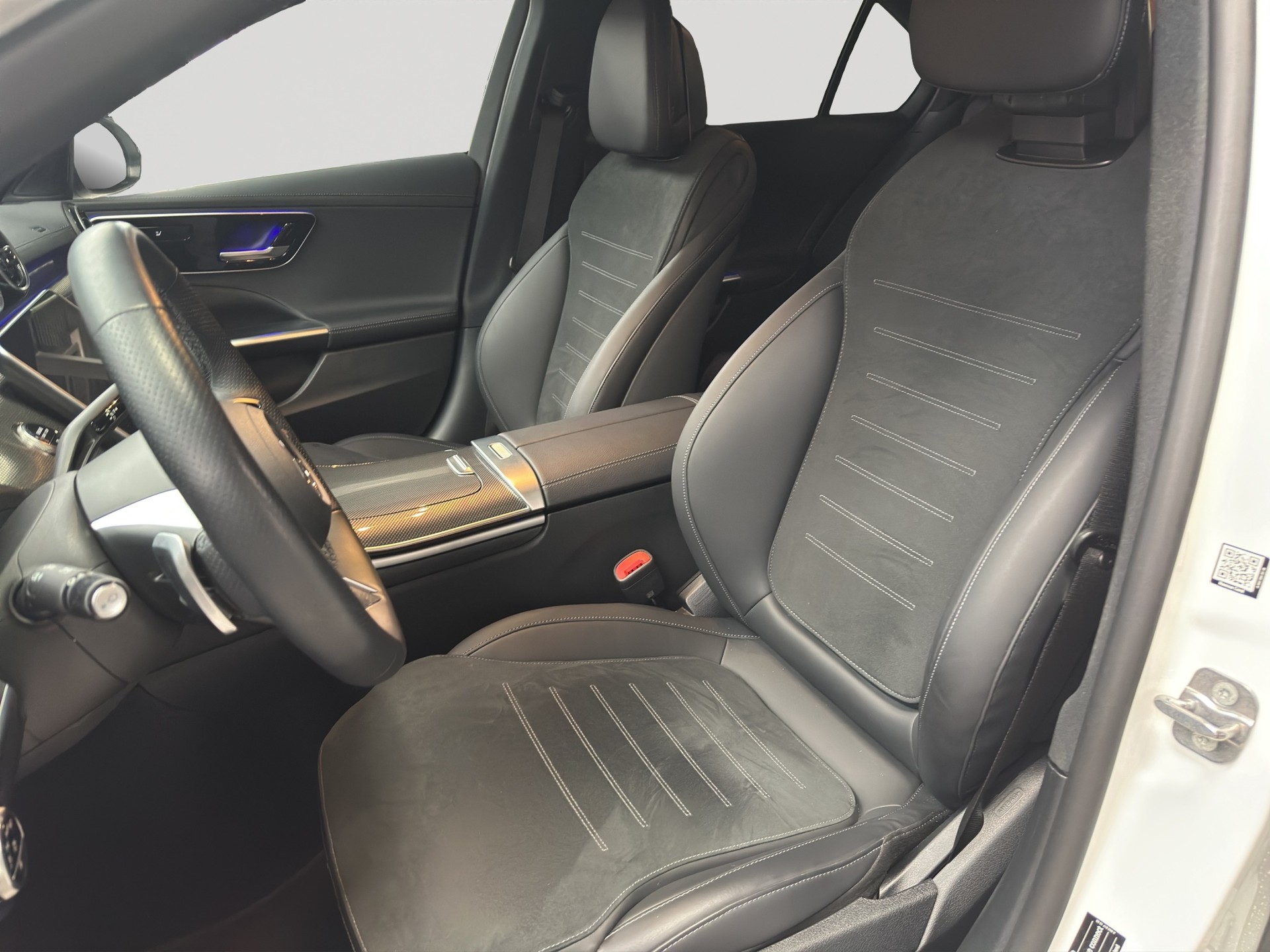 MERCEDES-BENZ C 300 d AMG Line Night-image-5