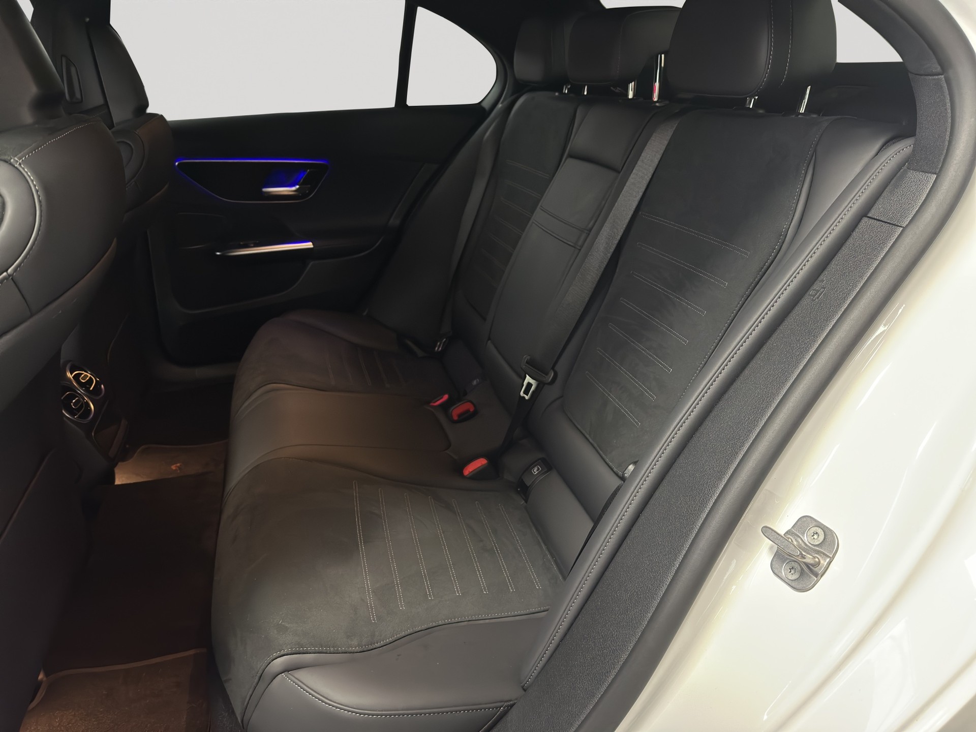 MERCEDES-BENZ C 300 d AMG Line Night-image-7