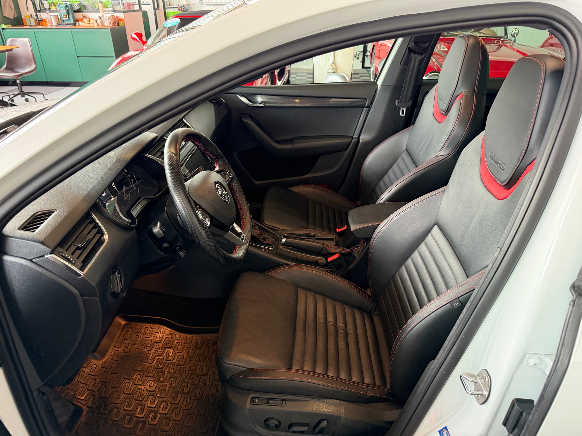 SKODA Octavia Combi 2.0 TDI RS 4x4 DSG-image-11