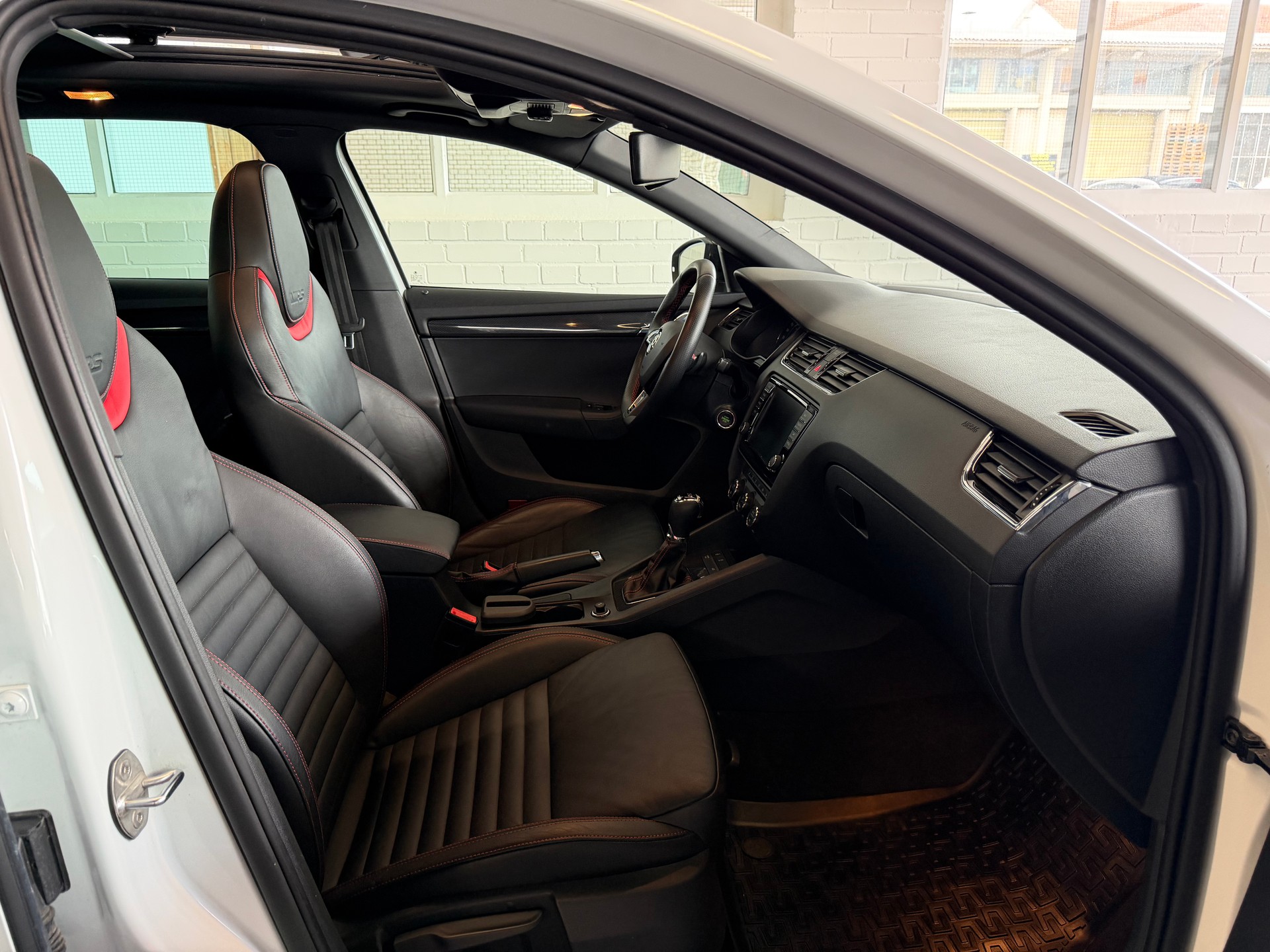 SKODA Octavia Combi 2.0 TDI RS 4x4 DSG-image-7
