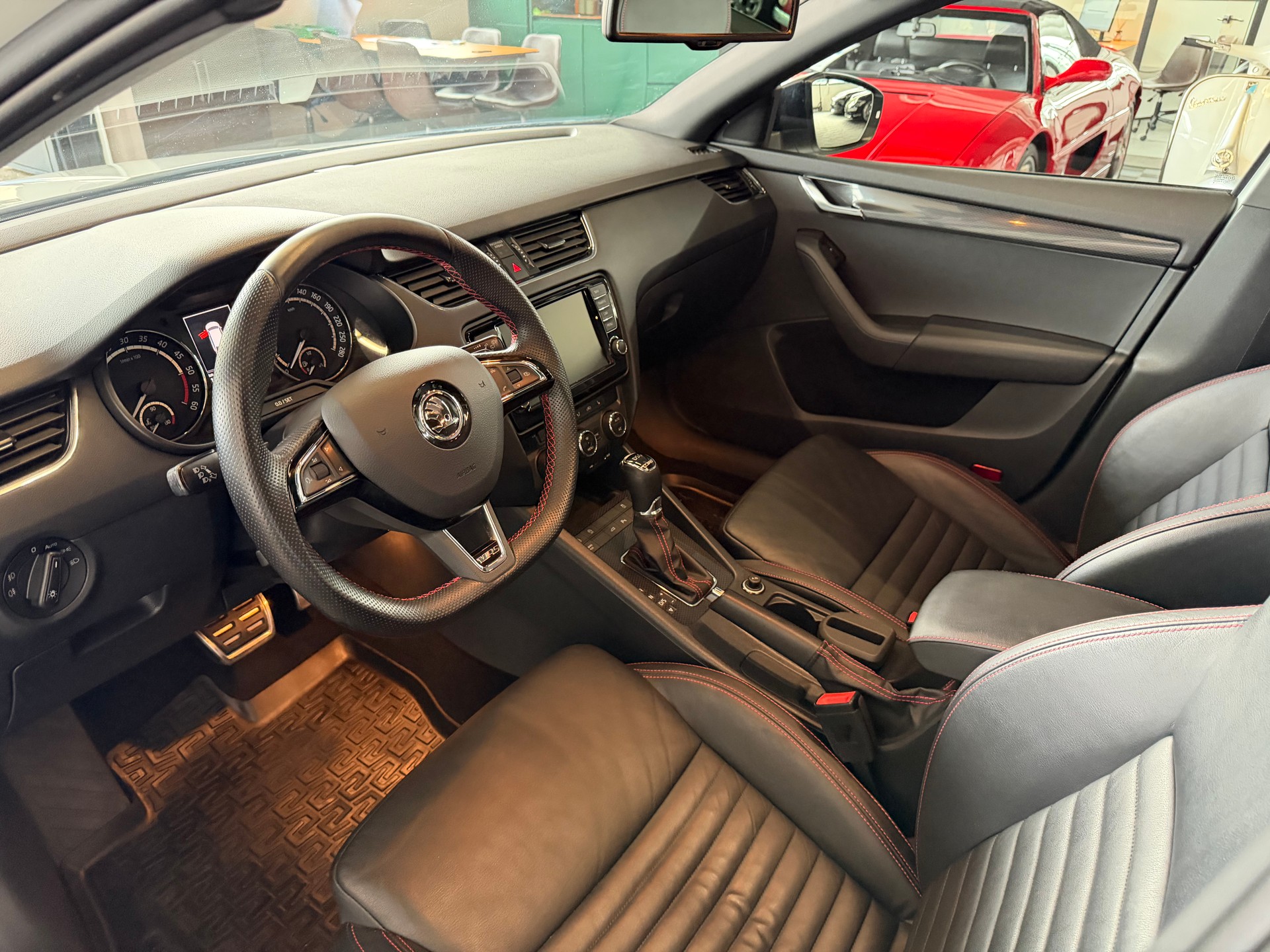 SKODA Octavia Combi 2.0 TDI RS 4x4 DSG-image-13