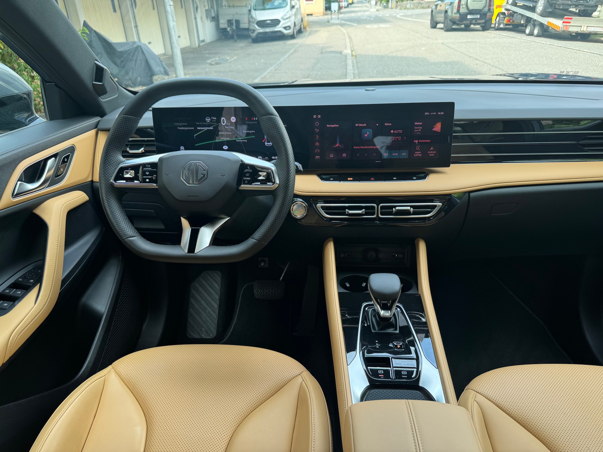 MG HS 1.5 T HEV Luxury-image-11