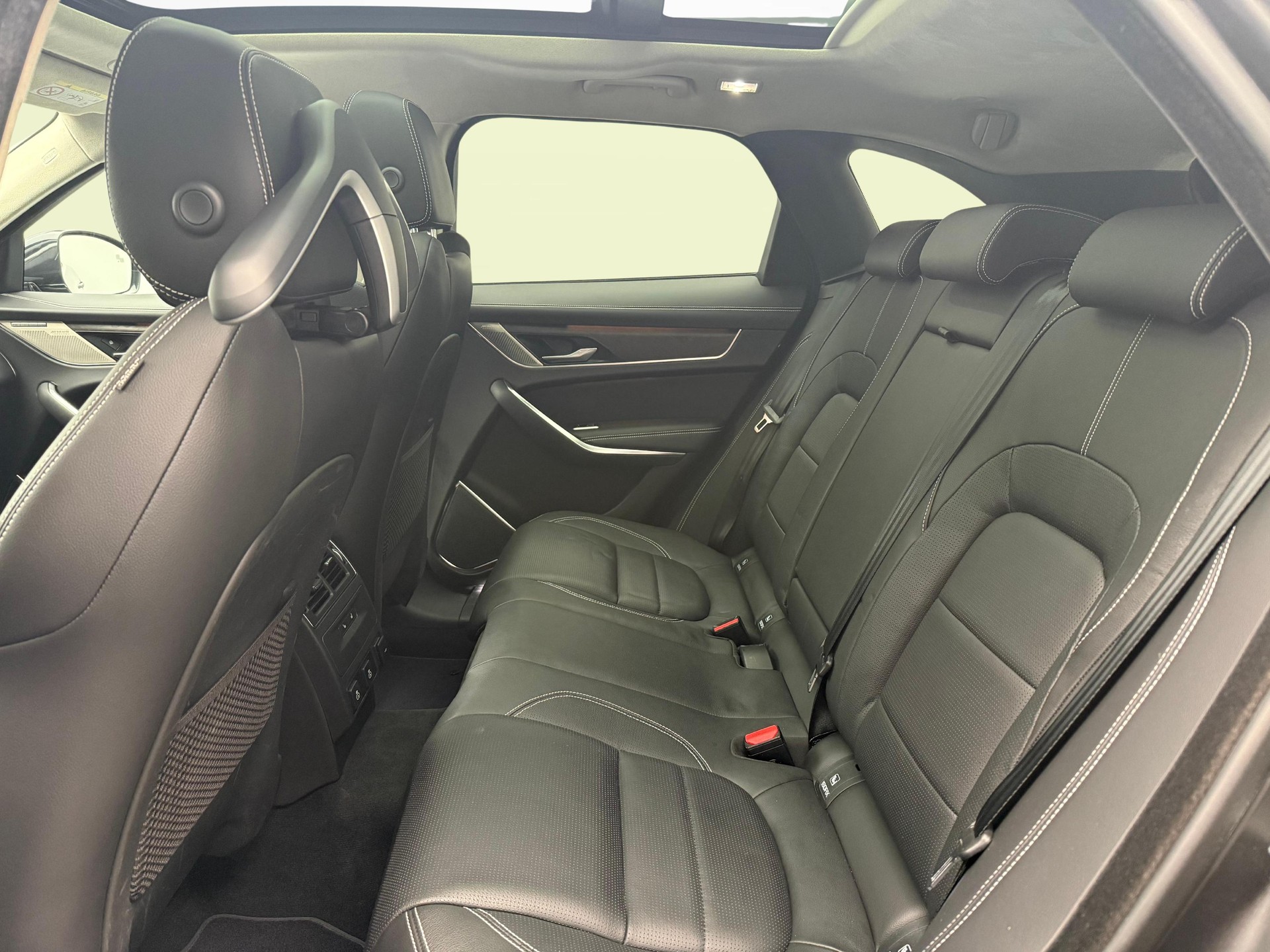 JAGUAR F-Pace 2.0 P400e R-Dynamic SE AWD-image-10