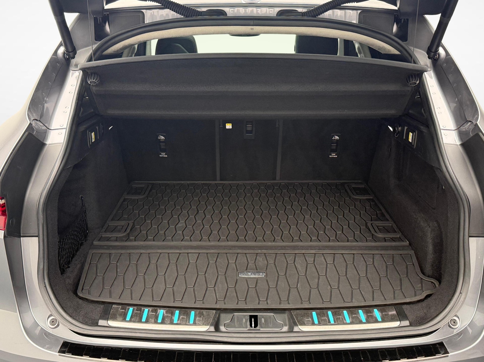JAGUAR F-Pace 2.0 P400e R-Dynamic SE AWD-image-11
