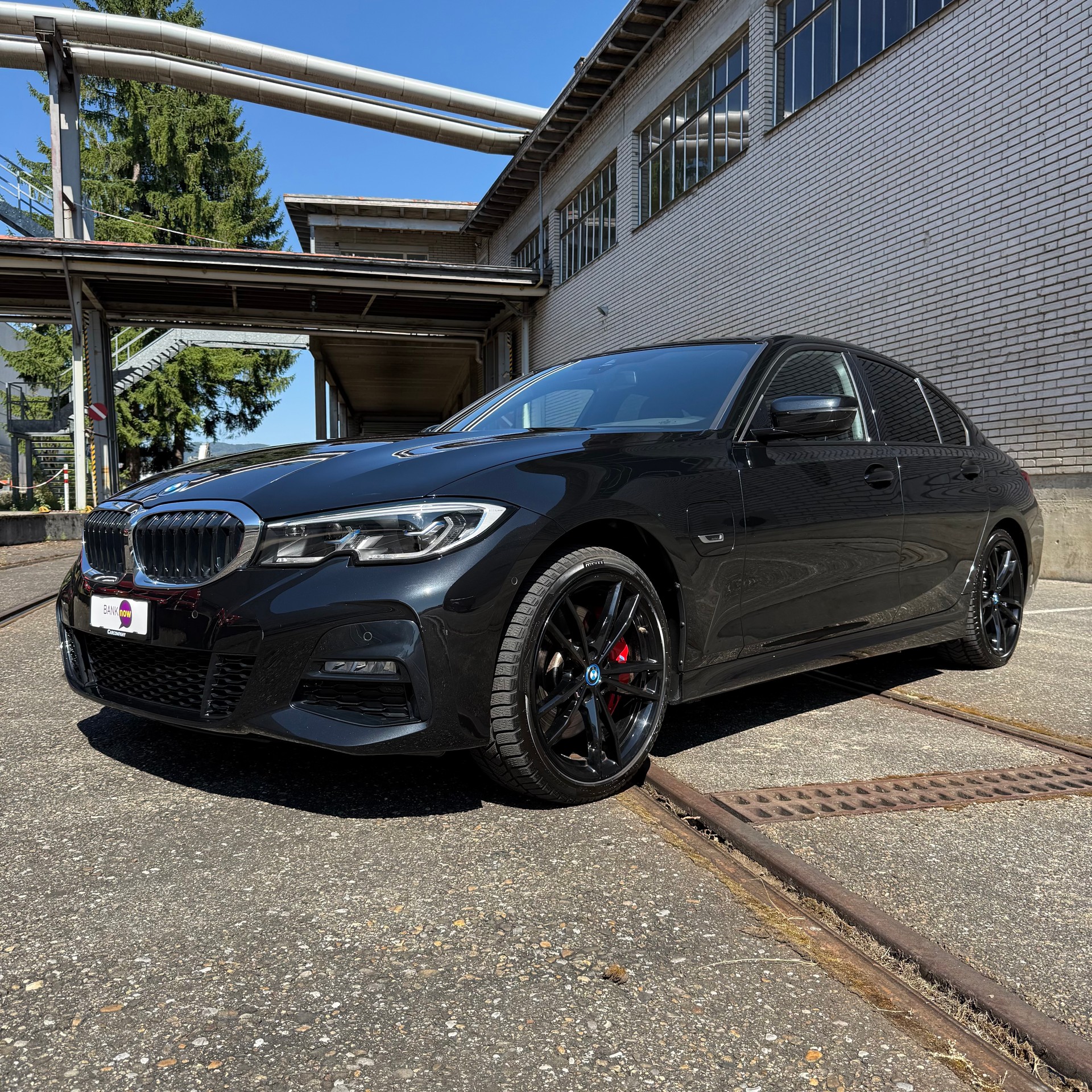 BMW 330e xDrive M Sport Steptronic Swiss-image-2