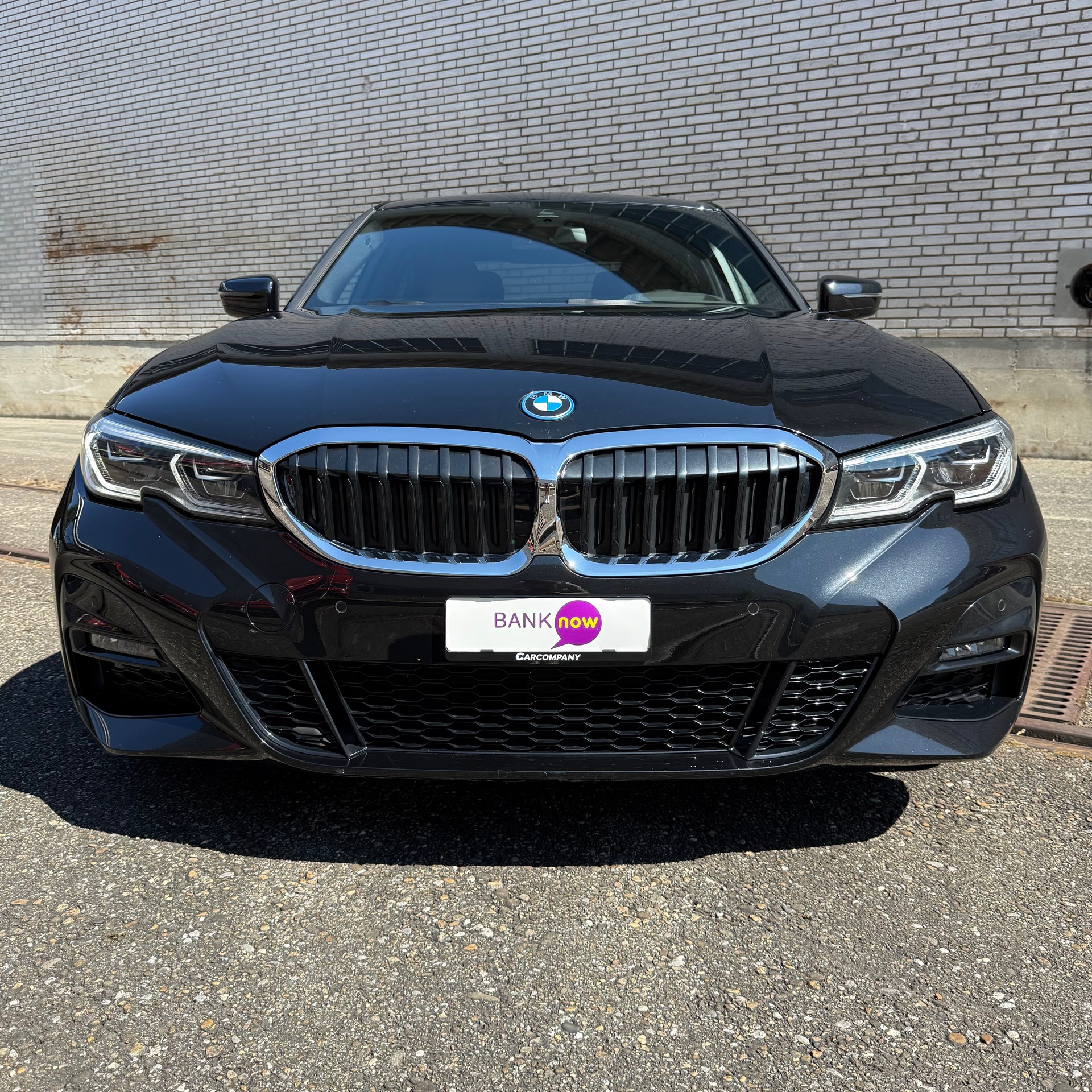 BMW 330e xDrive M Sport Steptronic Swiss-image-1