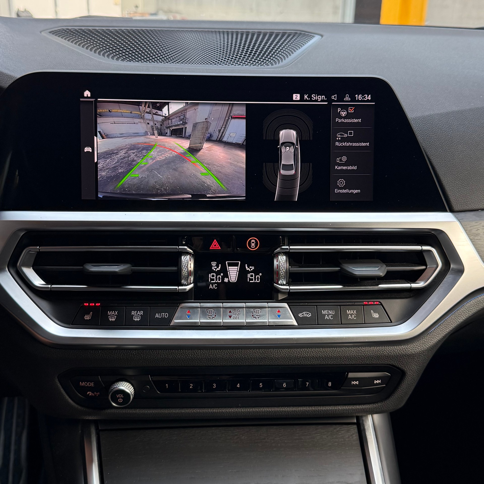 BMW 330e xDrive M Sport Steptronic Swiss-image-19