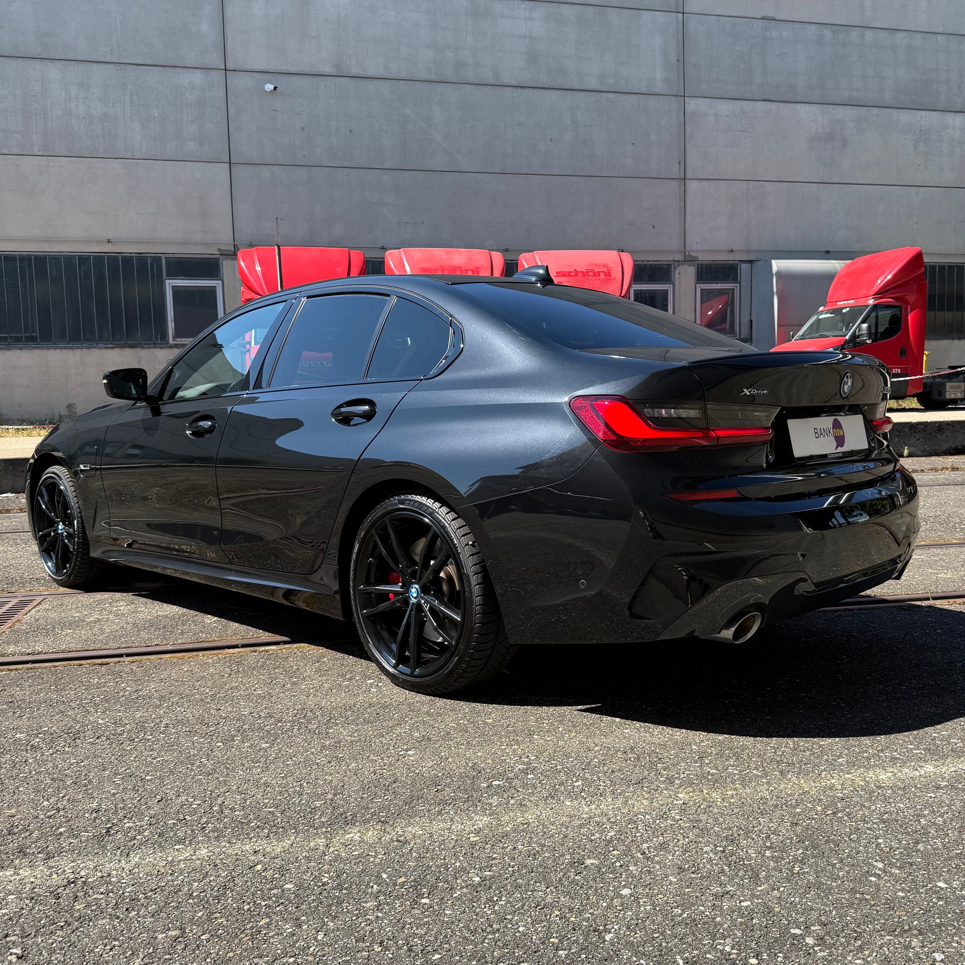 BMW 330e xDrive M Sport Steptronic Swiss-image-3
