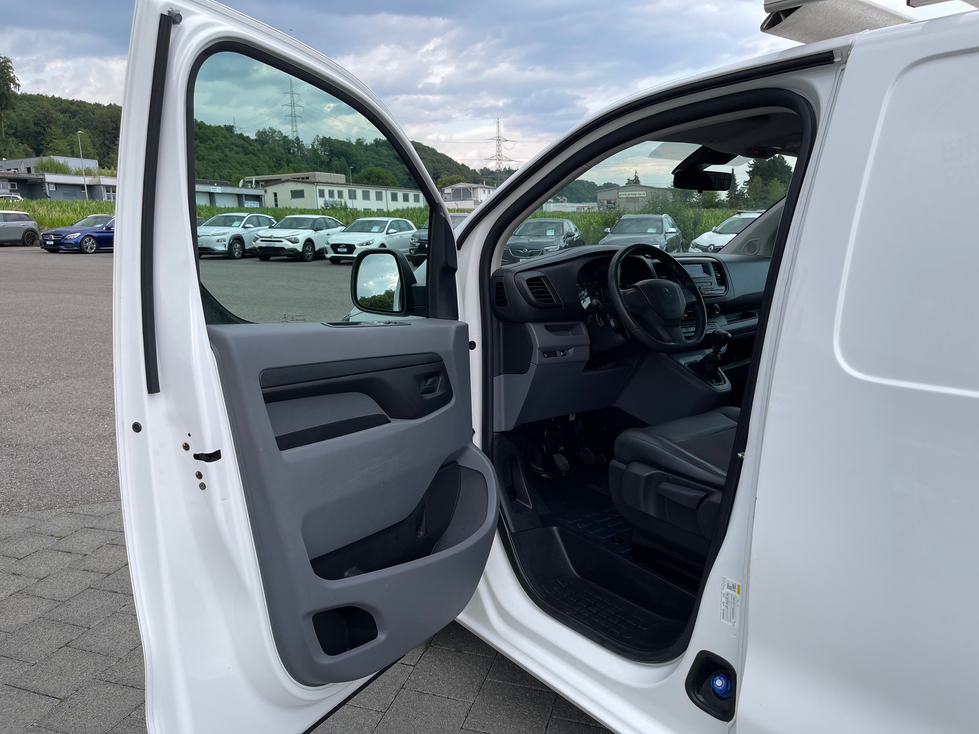 PEUGEOT Expert 2.0 BlueHDi 120 S&S Premium Standard-image-6