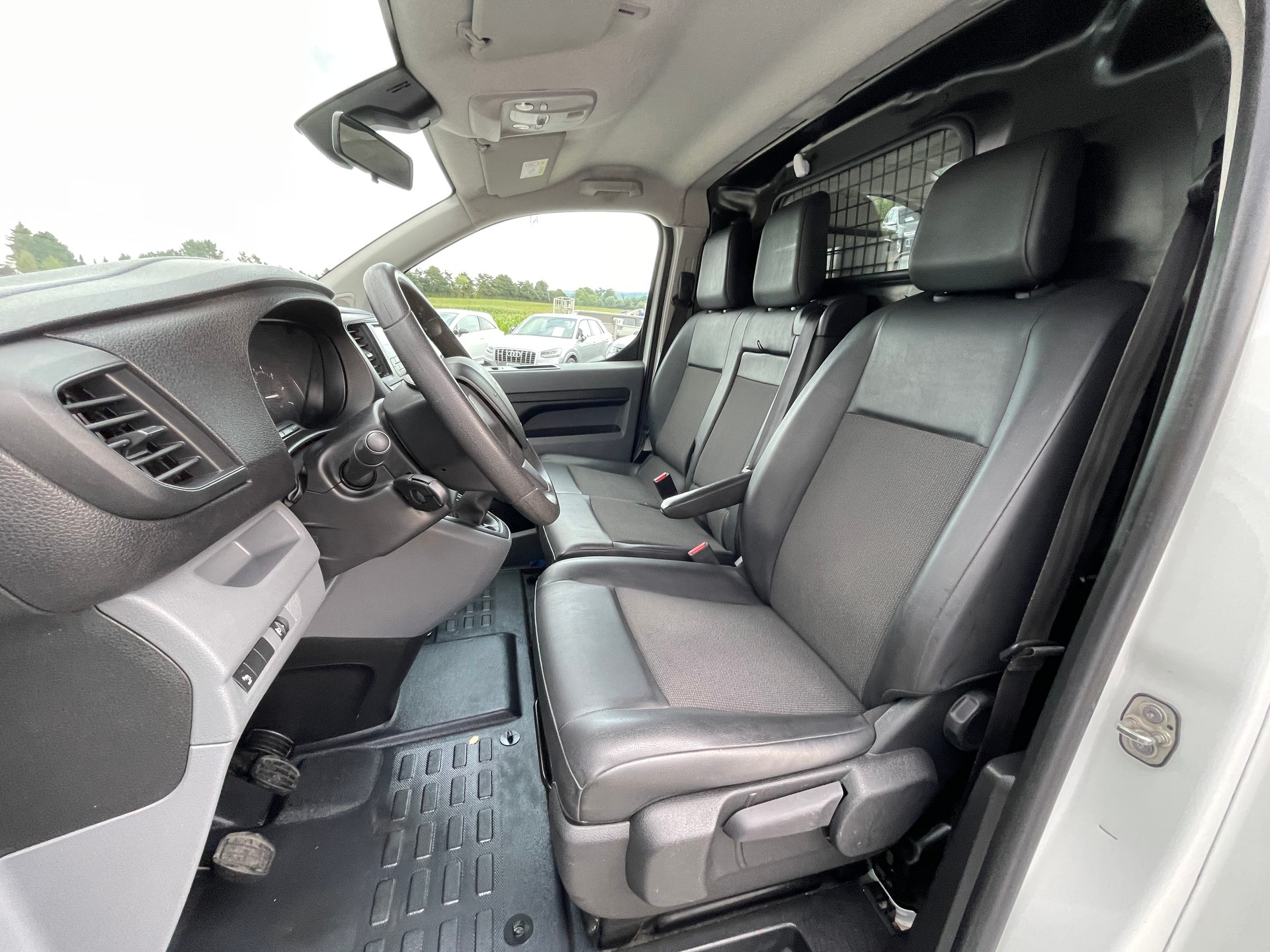 PEUGEOT Expert 2.0 BlueHDi 120 S&S Premium Standard-image-11