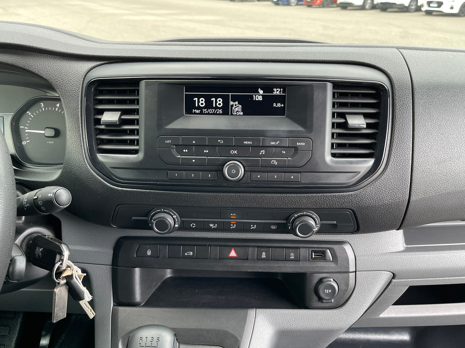 PEUGEOT Expert 2.0 BlueHDi 120 S&S Premium Standard-image-10