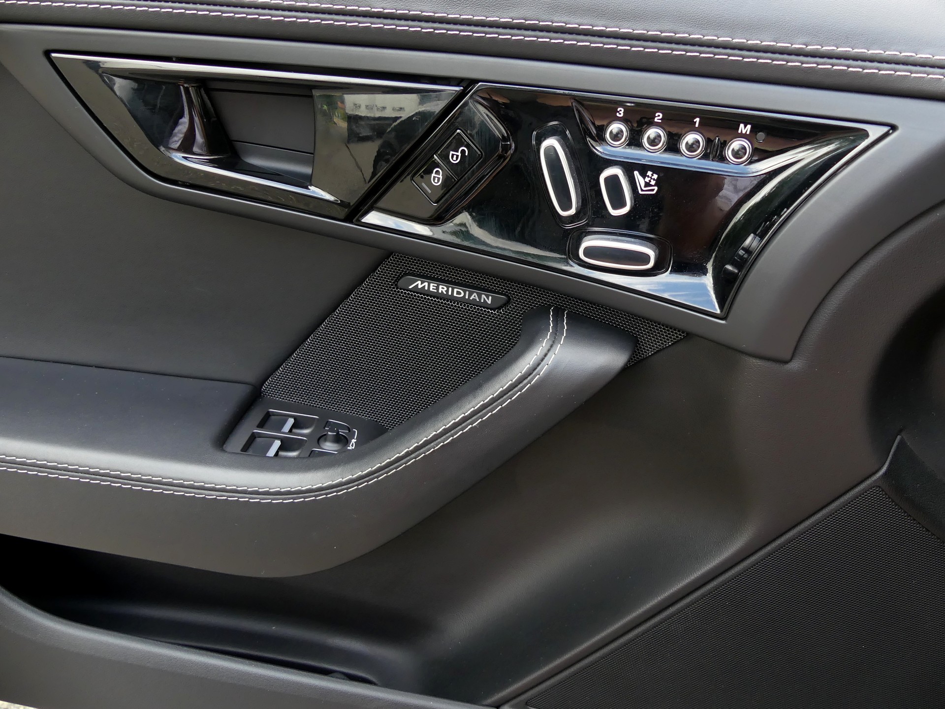 JAGUAR F-Type 3.0 V6 S/C 400 Sport AWD-image-8