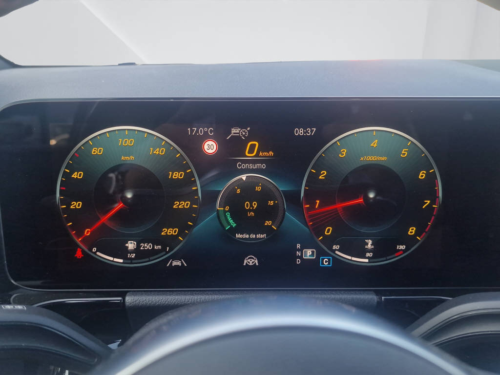 MERCEDES-BENZ GLA 200 AMG Line 4matic-image-13