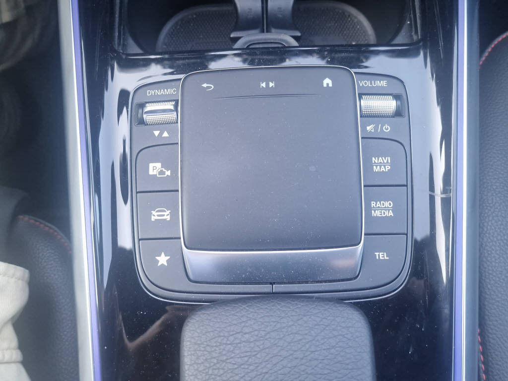 MERCEDES-BENZ GLA 200 AMG Line 4matic-image-11