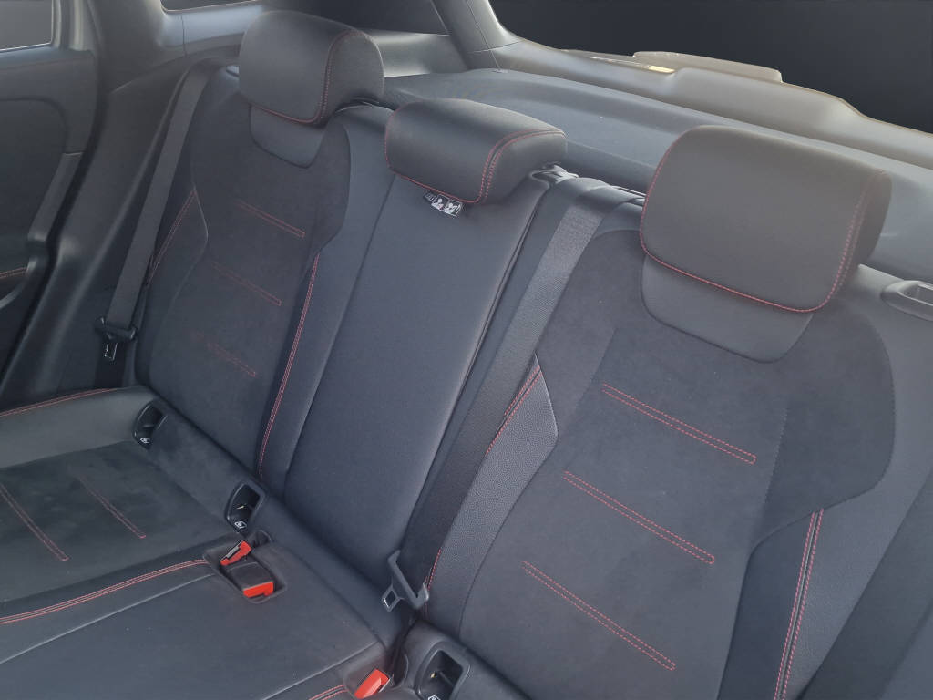 MERCEDES-BENZ GLA 200 AMG Line 4matic-image-9