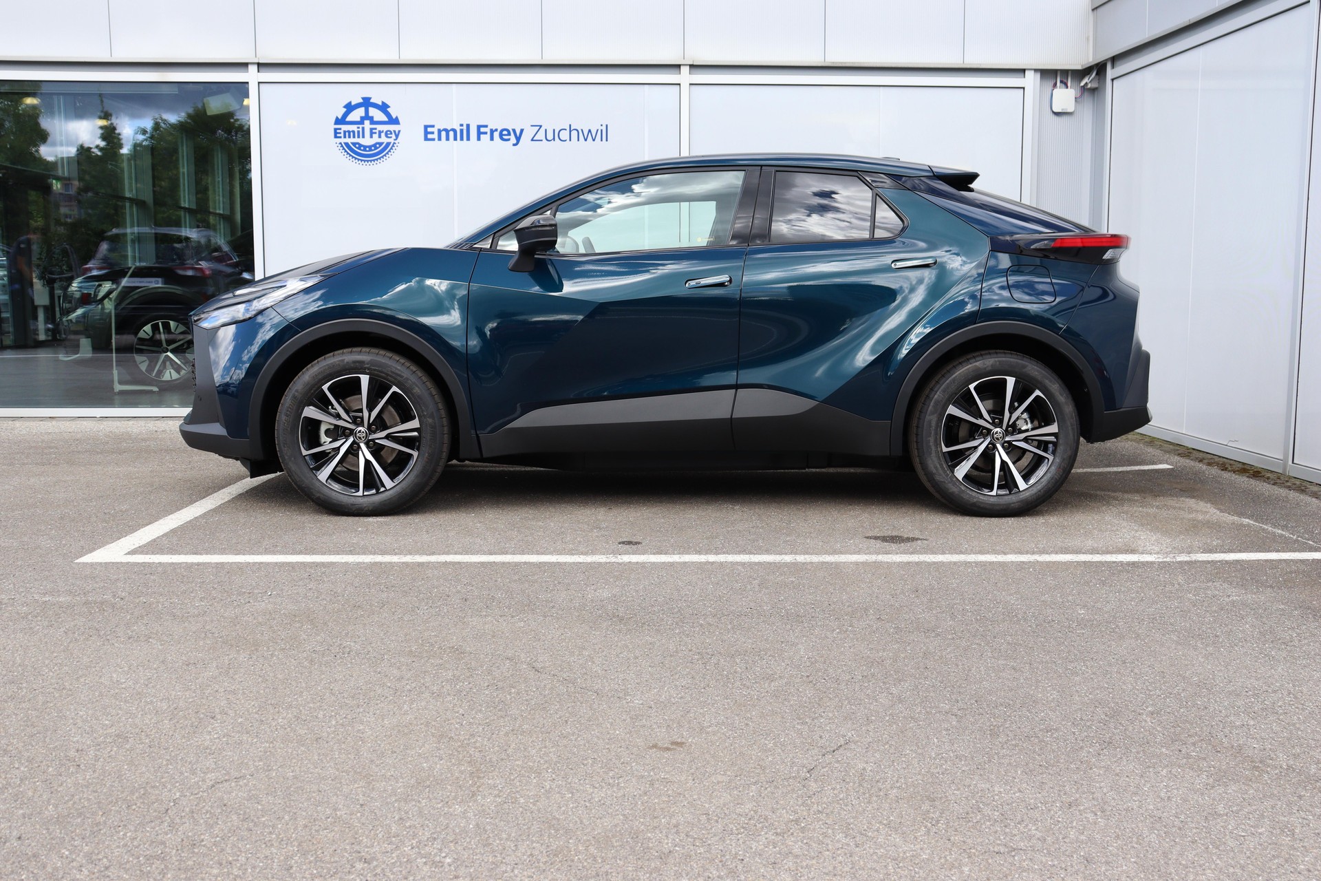 TOYOTA C-HR 2.0 PHEV Swiss Edition-image-2