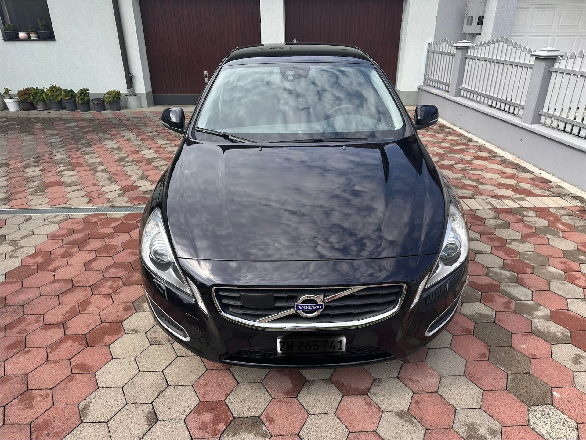 VOLVO S60 2.0T-image-1