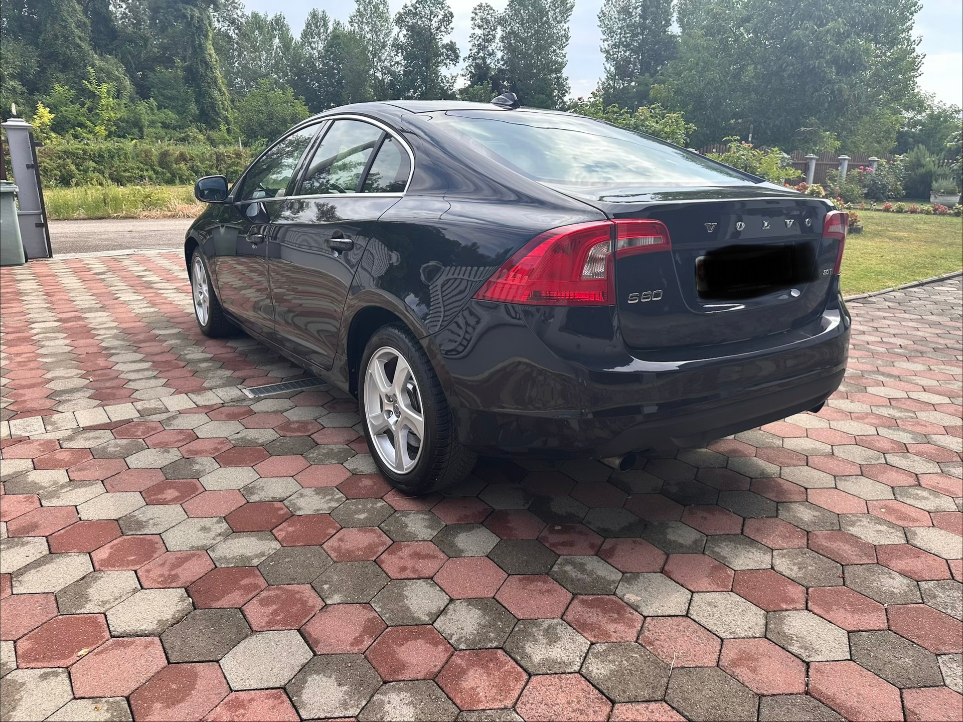 VOLVO S60 2.0T-image-2