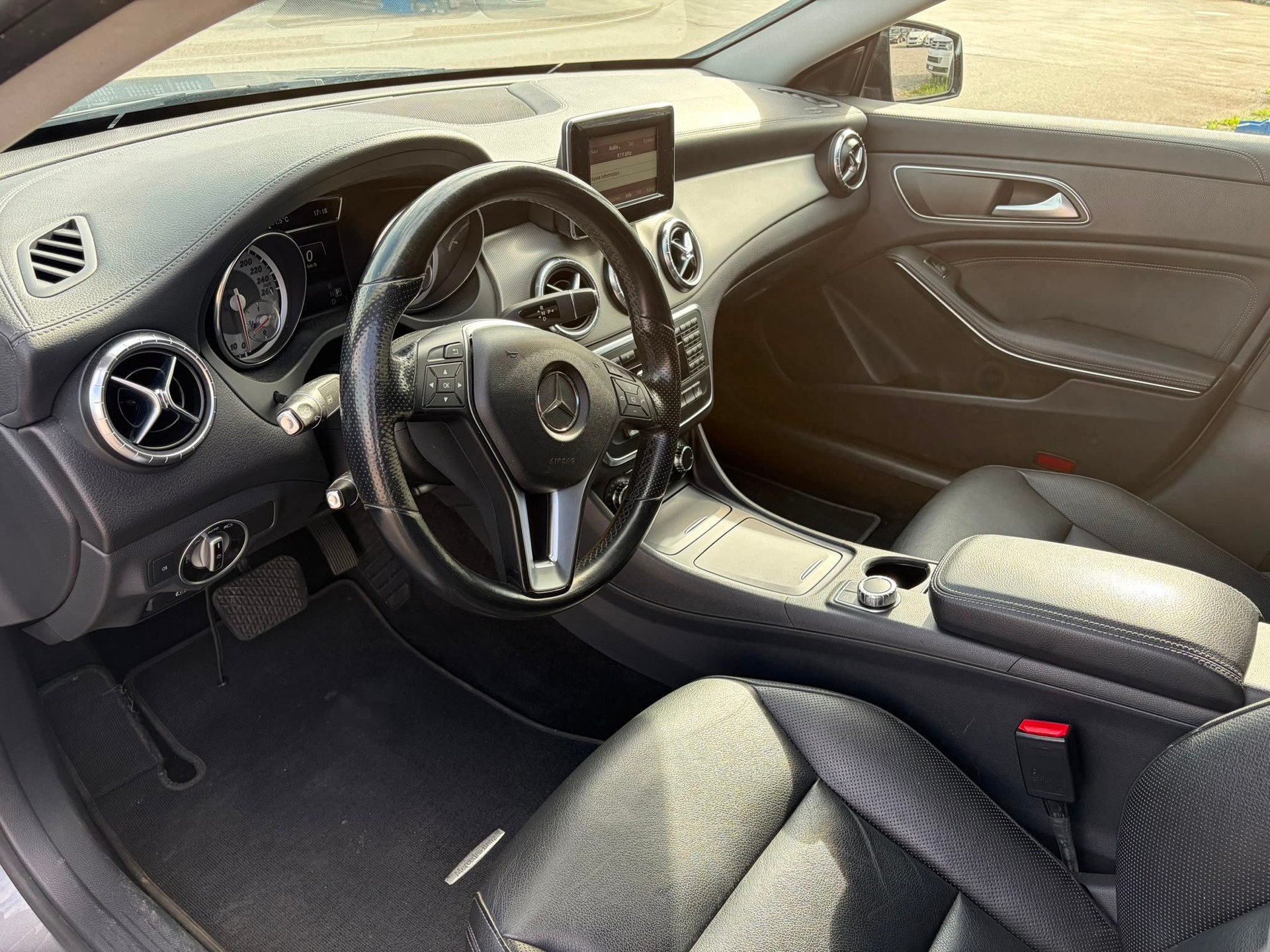MERCEDES-BENZ CLA 200 AMG Line 7G-DCT-image-6