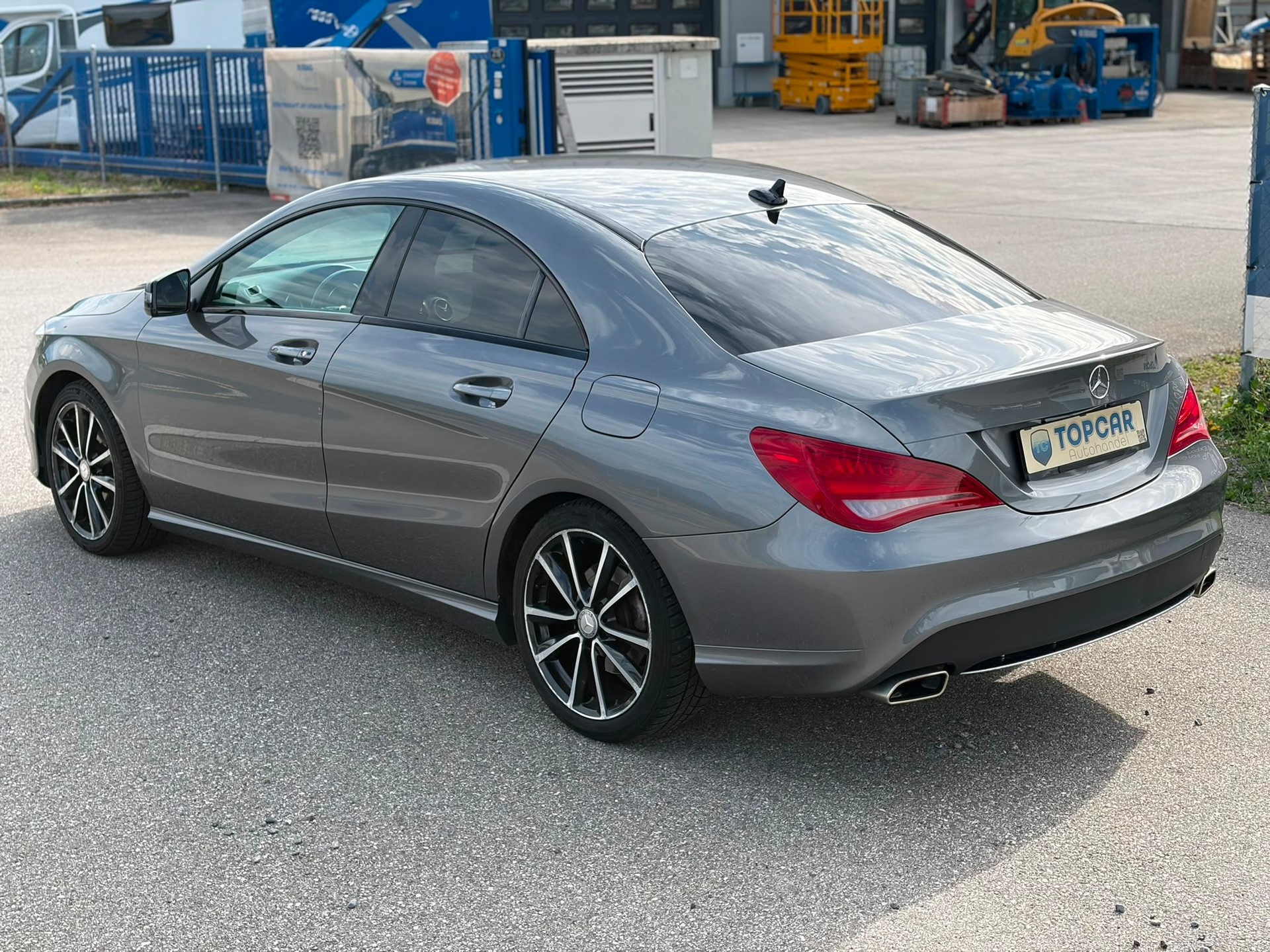 MERCEDES-BENZ CLA 200 AMG Line 7G-DCT-image-2