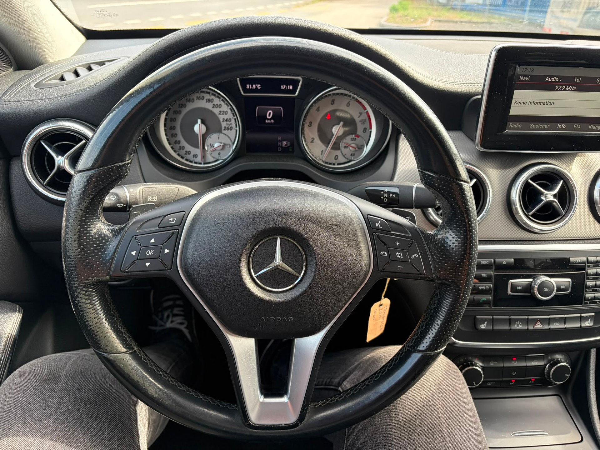 MERCEDES-BENZ CLA 200 AMG Line 7G-DCT-image-11