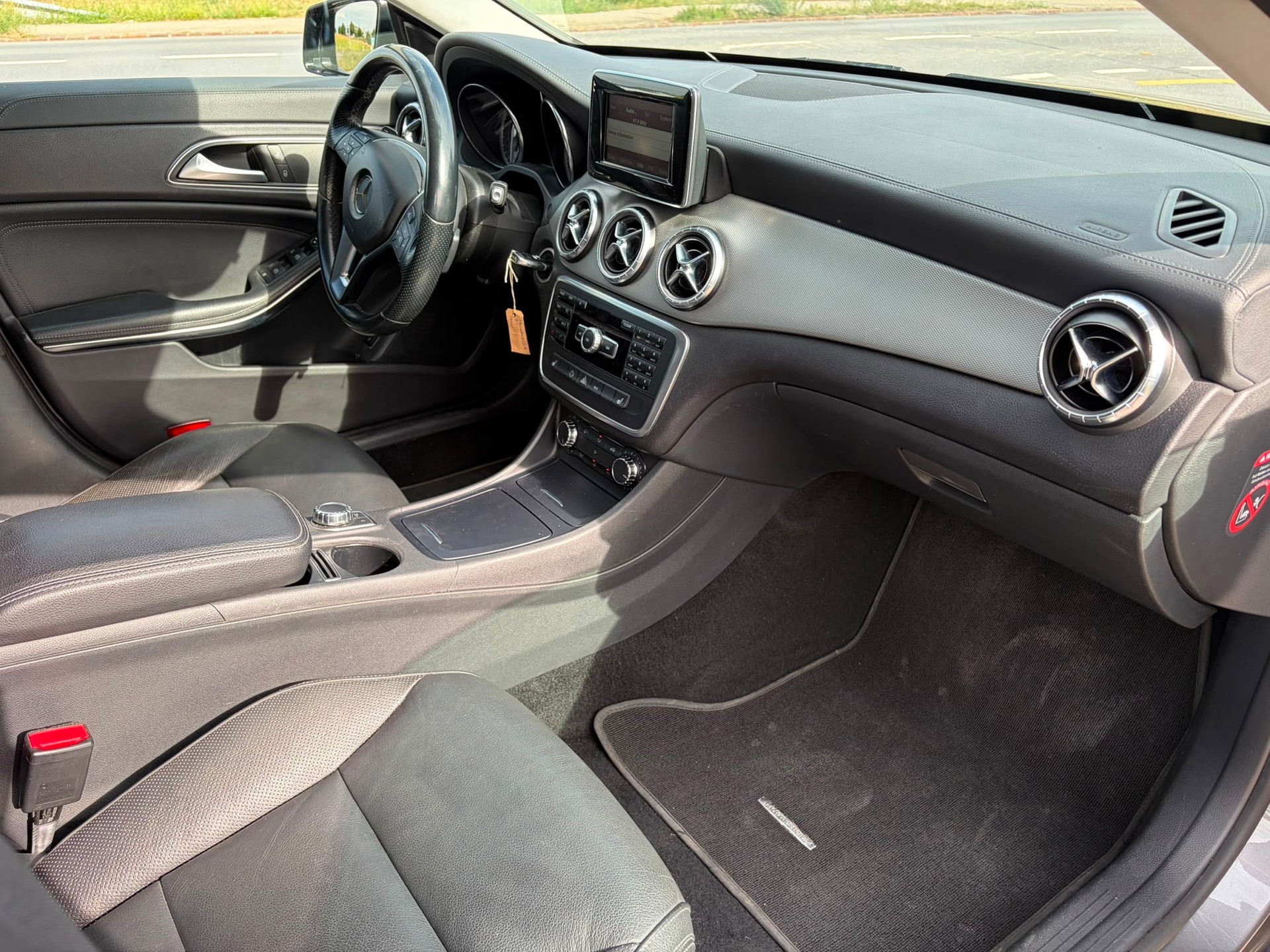 MERCEDES-BENZ CLA 200 AMG Line 7G-DCT-image-5