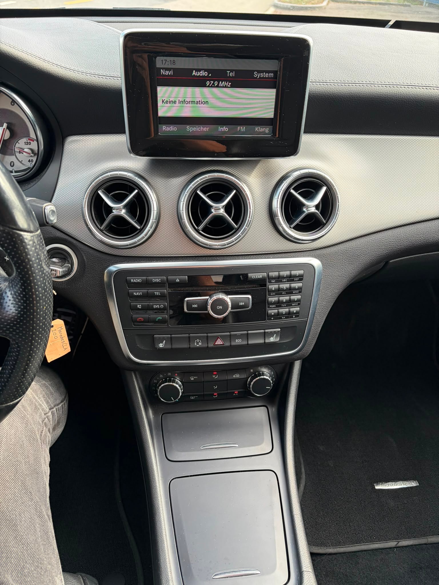 MERCEDES-BENZ CLA 200 AMG Line 7G-DCT-image-9