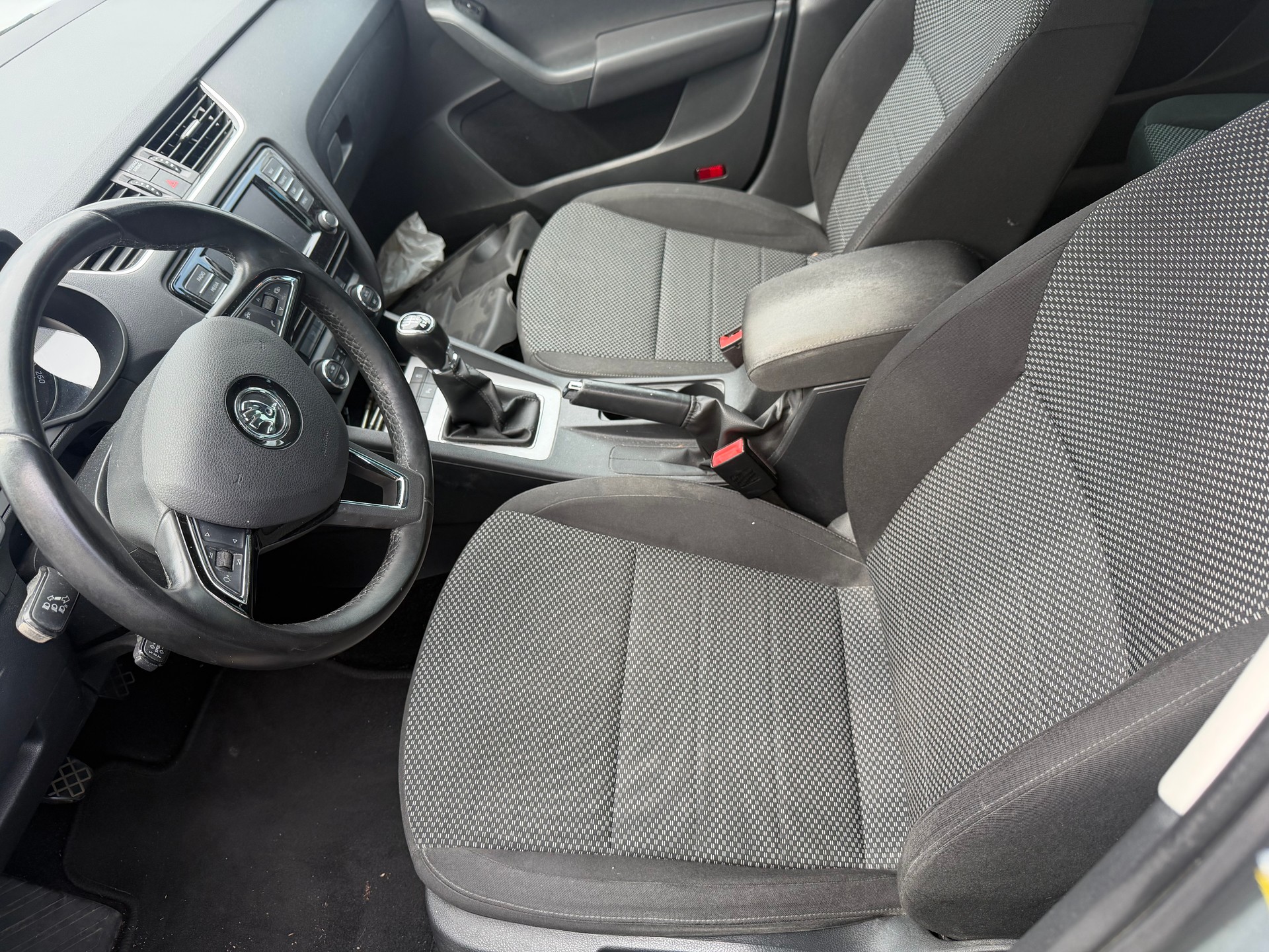 SKODA Octavia Combi 1.6 TDI Ambition 4x4-image-8