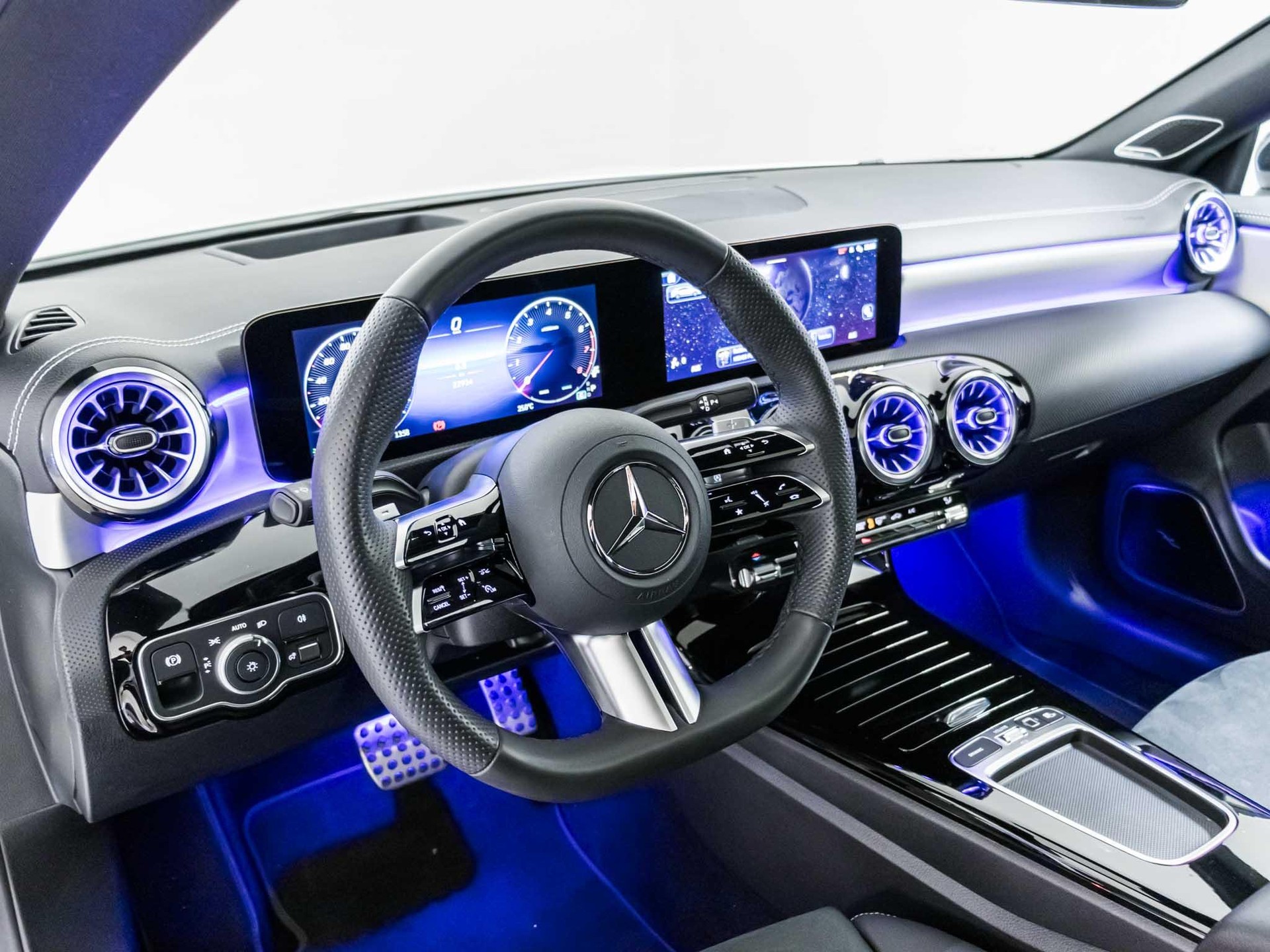 MERCEDES-BENZ CLA 250 4MATIC SB-image-9